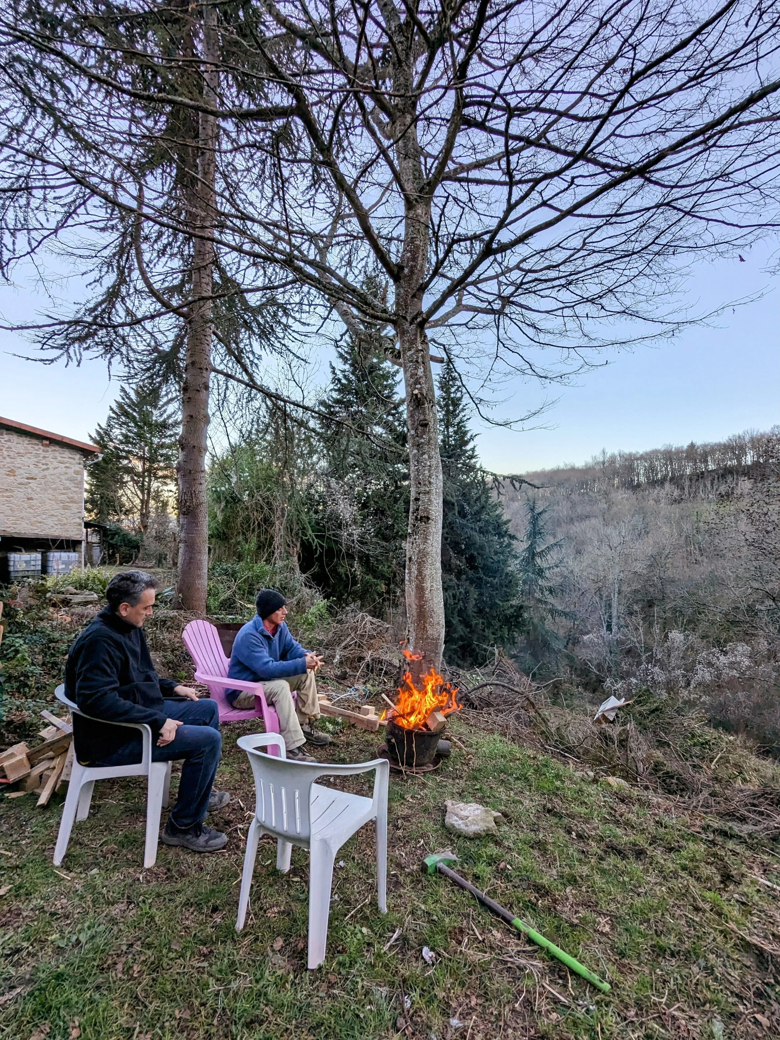 Écosystème naturel d’un lieu de stage yoga en Occitanie. Forêt, eau de source et faune discrète composent un cadre vivant pour retraites et formations. Location de gîte de groupe 15 personnes dans l’Aude.