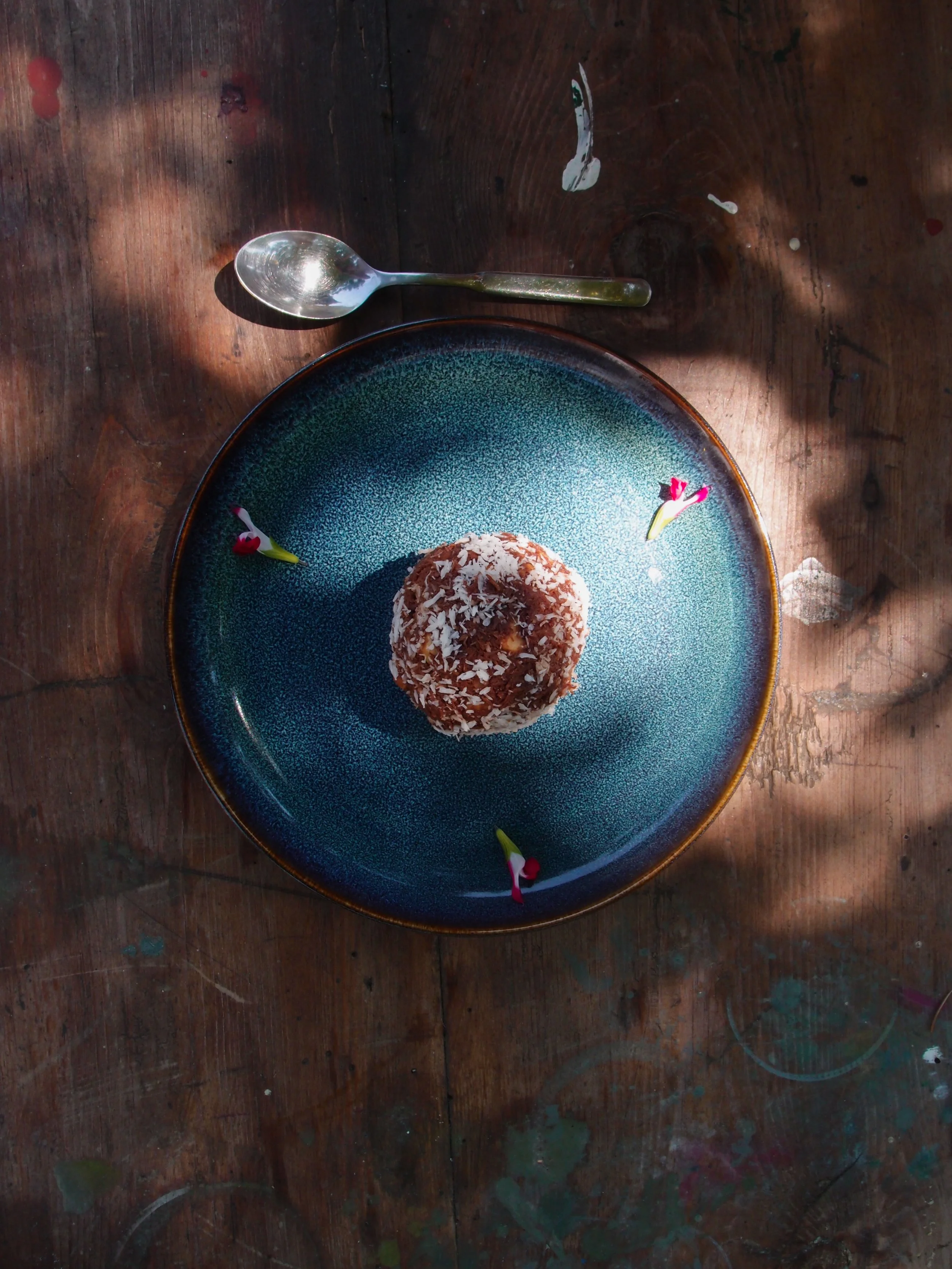 Recette ayurvédique nourrissante et ses variations saisonnières préparées dans un gîte écologique en Occitanie pour retraites yoga et stages bien-être. Cuisine végétarienne digeste, adaptée aux besoins des groupes. Location de gîte de groupe 15 perso