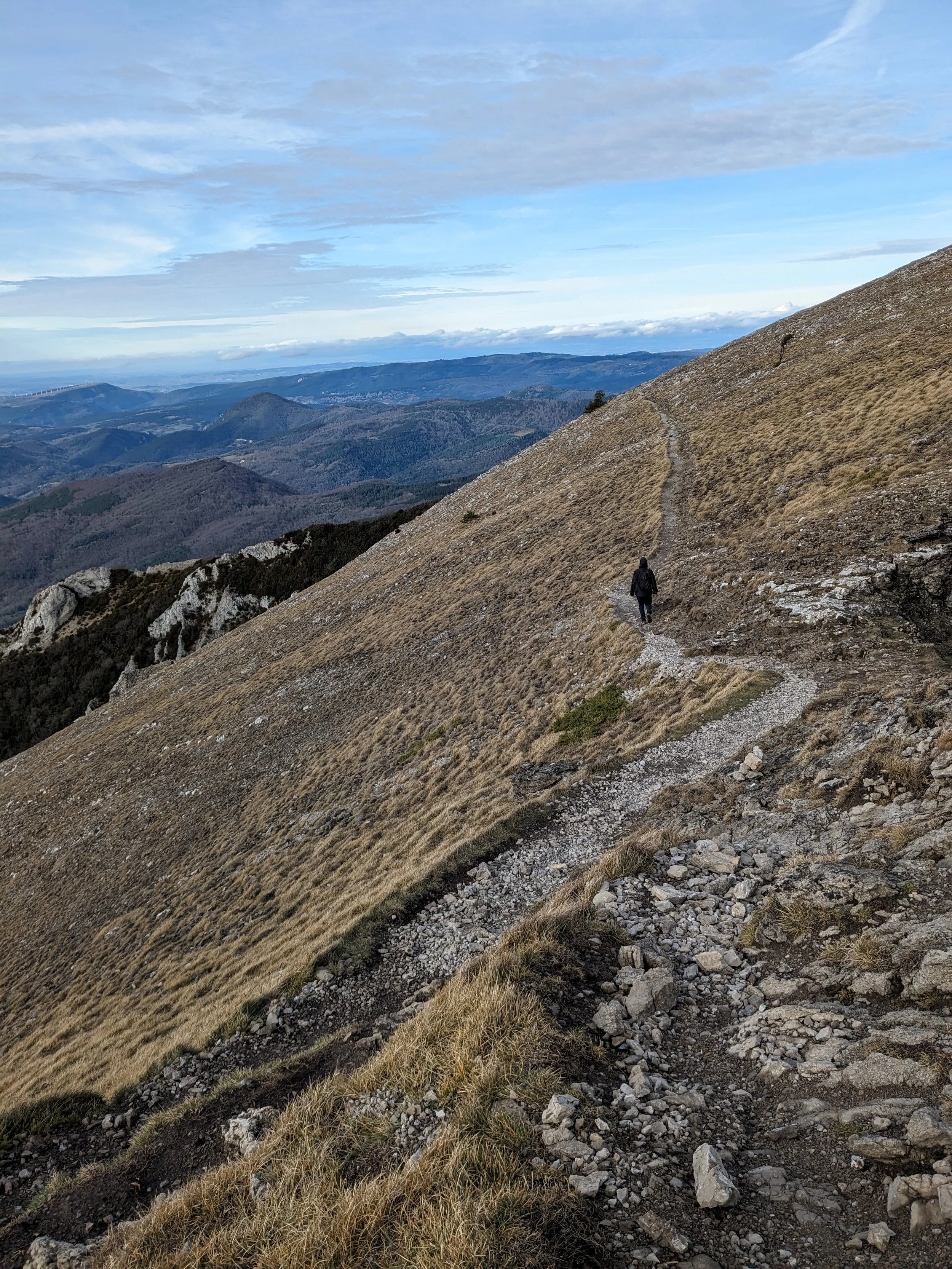 Randonnée au Bugarach, activité propose par le domaine de Maynard, accessible depuis la gare de Limoux en 30 minutes.