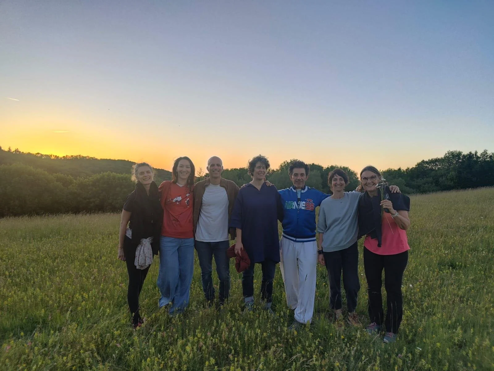 Salle de pratique polyvalente au cœur d’un écolieu en Occitanie. Location de gîte pour retraites yoga et stages de développement personnel. Capacité 15 personnes, lumière naturelle, calme absolu, dans l’Aude entre Pyrénées et Ariège.