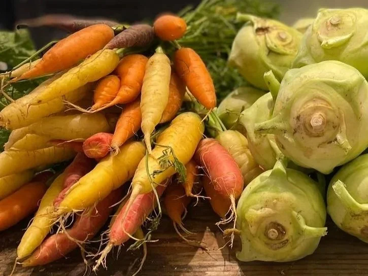 Cuisine ayurvédique simple dans un écolieu rural en Occitanie. Recettes digestes pour retraites yoga, stages de développement personnel et séjours collectifs. Produits locaux bio et cuisine consciente. Location de lieu de stage bien-être dans l’Aude.