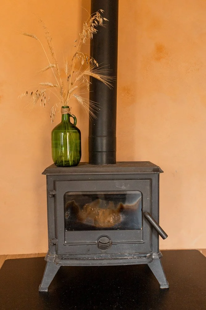 Location de gîte de groupe en Occitanie proposant des chambres écologiques pour retraites yoga et stages collectifs. Écolieu rural dans l’Aude, proche Carcassonne, Toulouse et Montpellier.