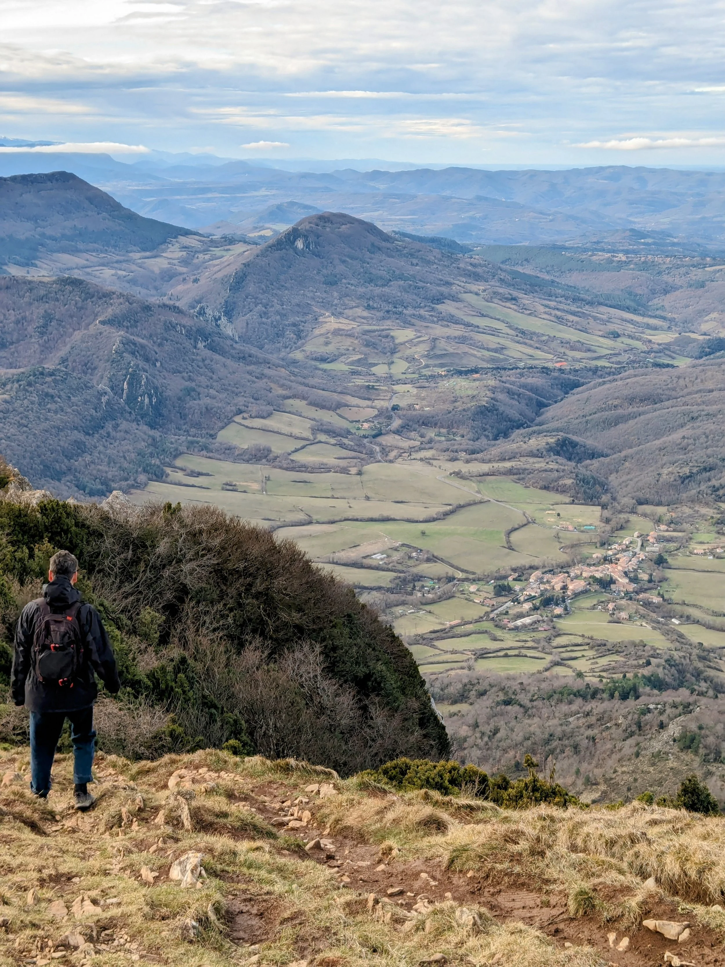 Vu au sommet du Bugarach, à proximité du Domaine de Maynard, Hébergement de groupe tout équipé proche Limoux.