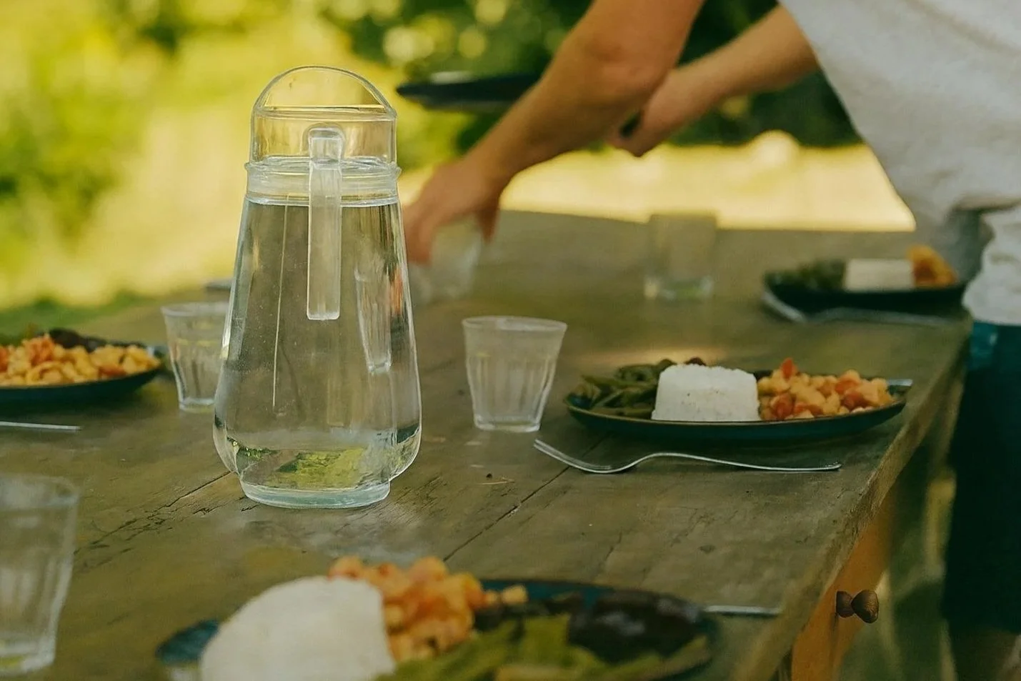 Un repas ayurvédique lors d'un stage de yoga en pleine nature à proximité de Toulouse.
