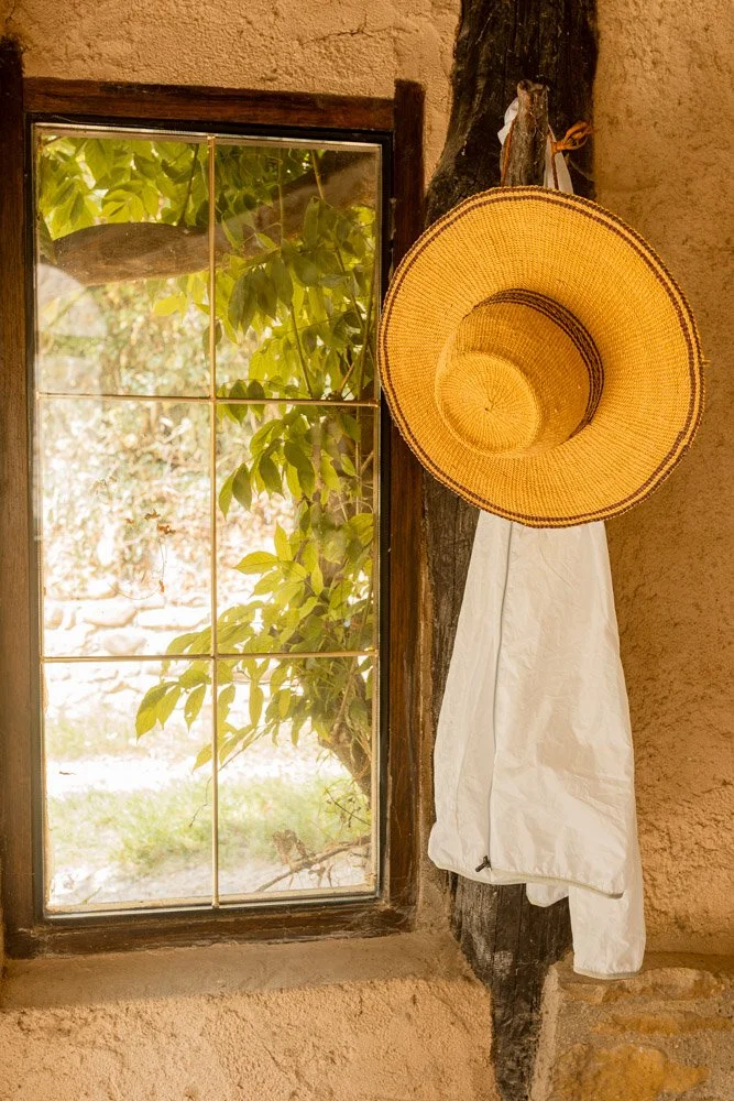 Chambre naturelle dans un gîte écologique de groupe en Occitanie, pensé pour accueillir stages, retraites et formations. Literie en laine, silence nocturne, environnement forestier. Hébergement 15 personnes dans l’Aude, entre Pyrénées et pays cathare