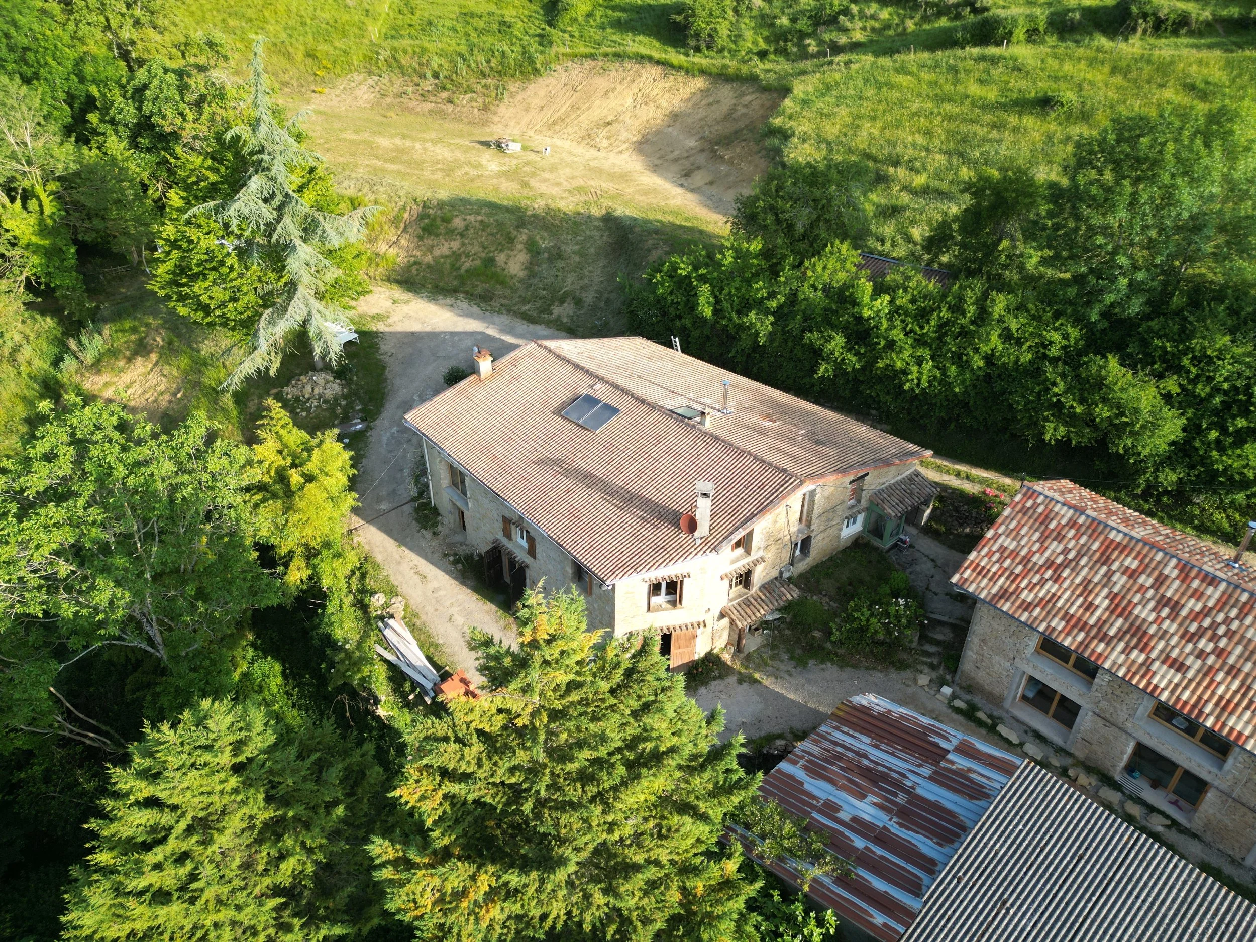 Privatisation d’un gîte écologique en Occitanie pour retraites yoga et stages bien-être. Lieu entièrement dédié au groupe avec salle de pratique et hébergement 15 personnes. Location de gîte de groupe dans l’Aude, accessible depuis Toulouse (1h30) et