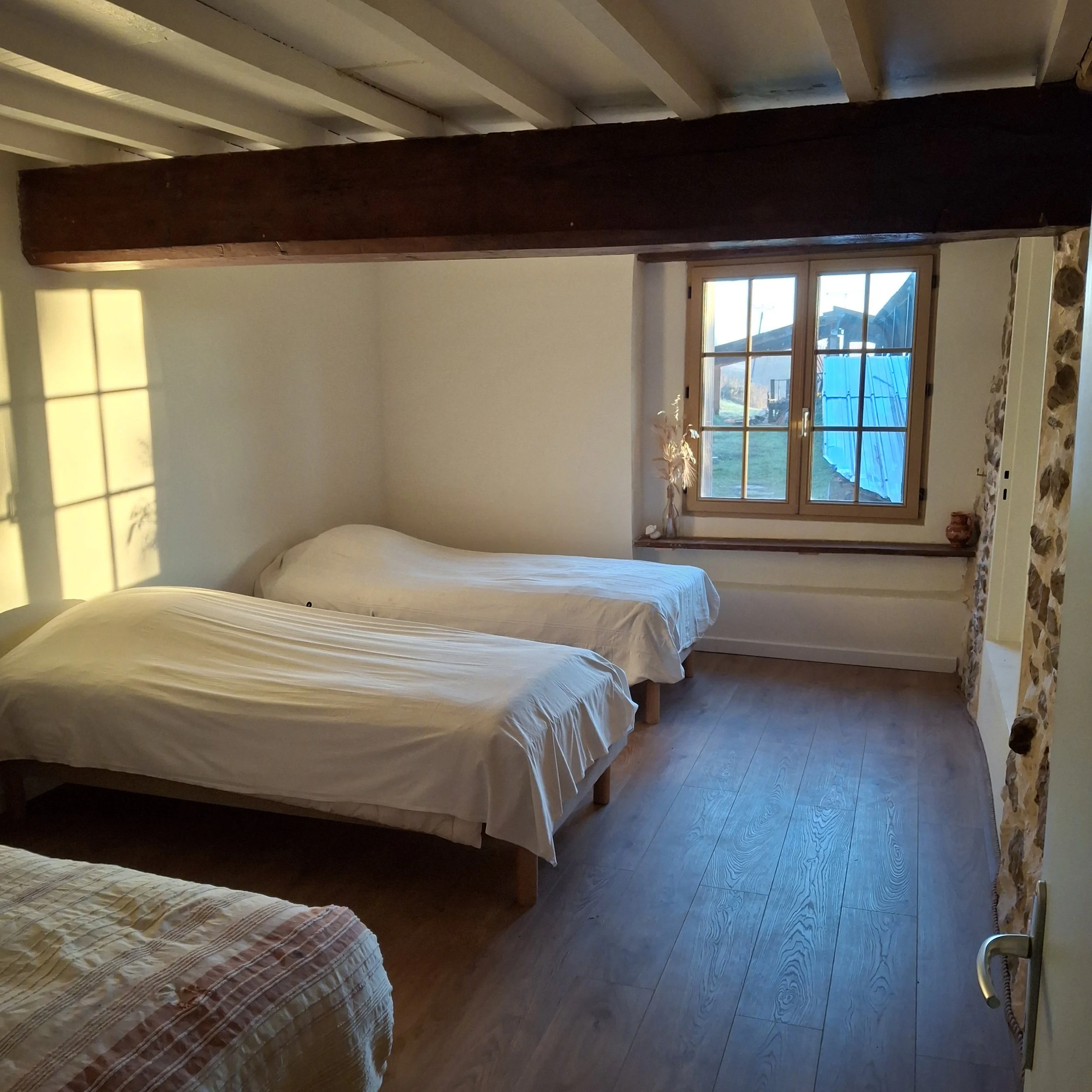 Chambre simple et naturelle dans un gîte de groupe en Occitanie, au cœur d’un écolieu rural de l’Aude. Literie en pure laine, air sain, calme total. Hébergement pour stages yoga, formations et retraites bien-être, entre Pyrénées et Ariège, accessible