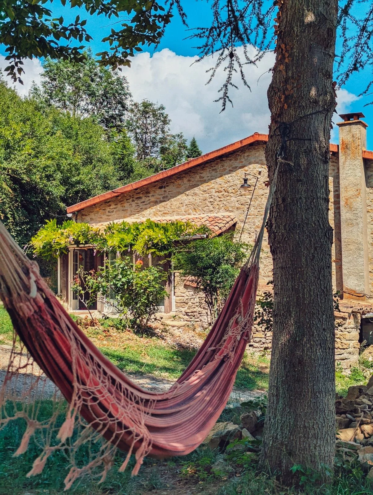 Location de lieu de retraite yoga en Occitanie avec salle de pratique lumineuse et silencieuse. Gîte écologique de groupe 15 personnes, matériaux naturels, accès terrasse extérieure. Lieu de stage bien-être dans l’Aude, entre forêt et vallée.