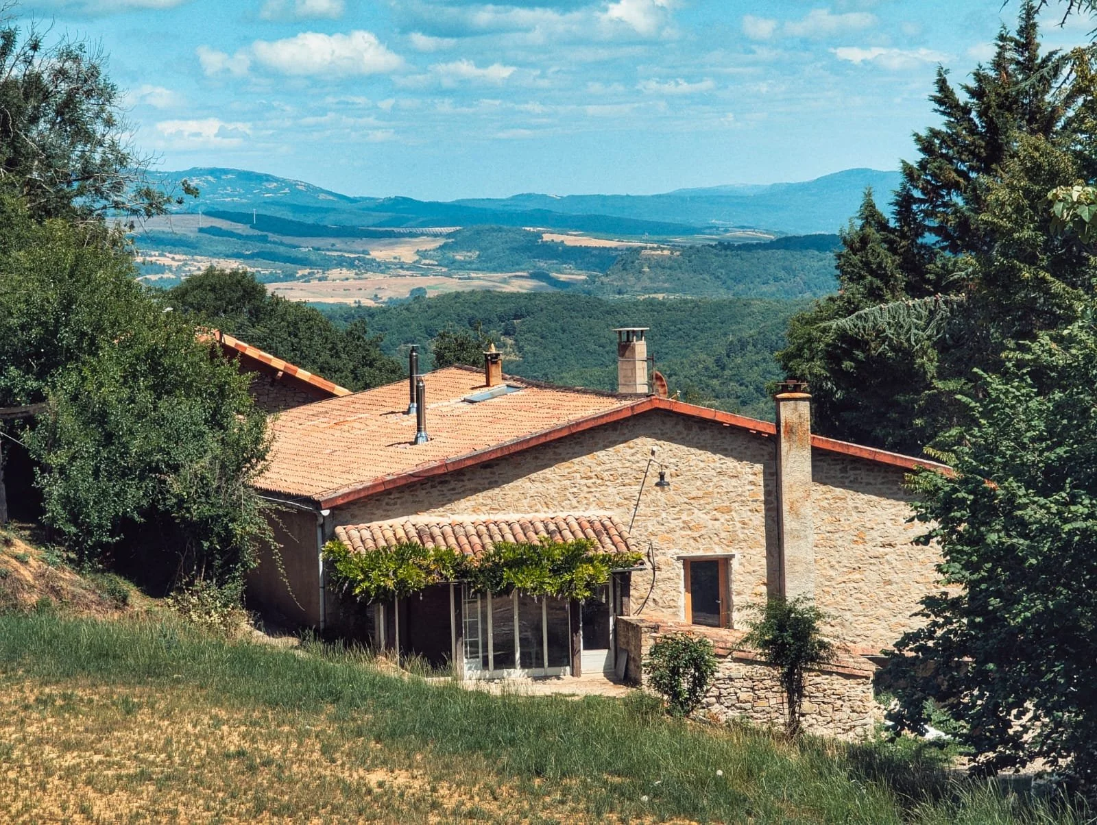 Écolieu en Occitanie au cœur de l’Aude, gîte écologique de groupe pour retraites yoga, stages bien-être et développement personnel. Domaine nature avec salle de pratique et hébergement 15 personnes. Proche de la garde de Limoux (25 min) et Carcassonn