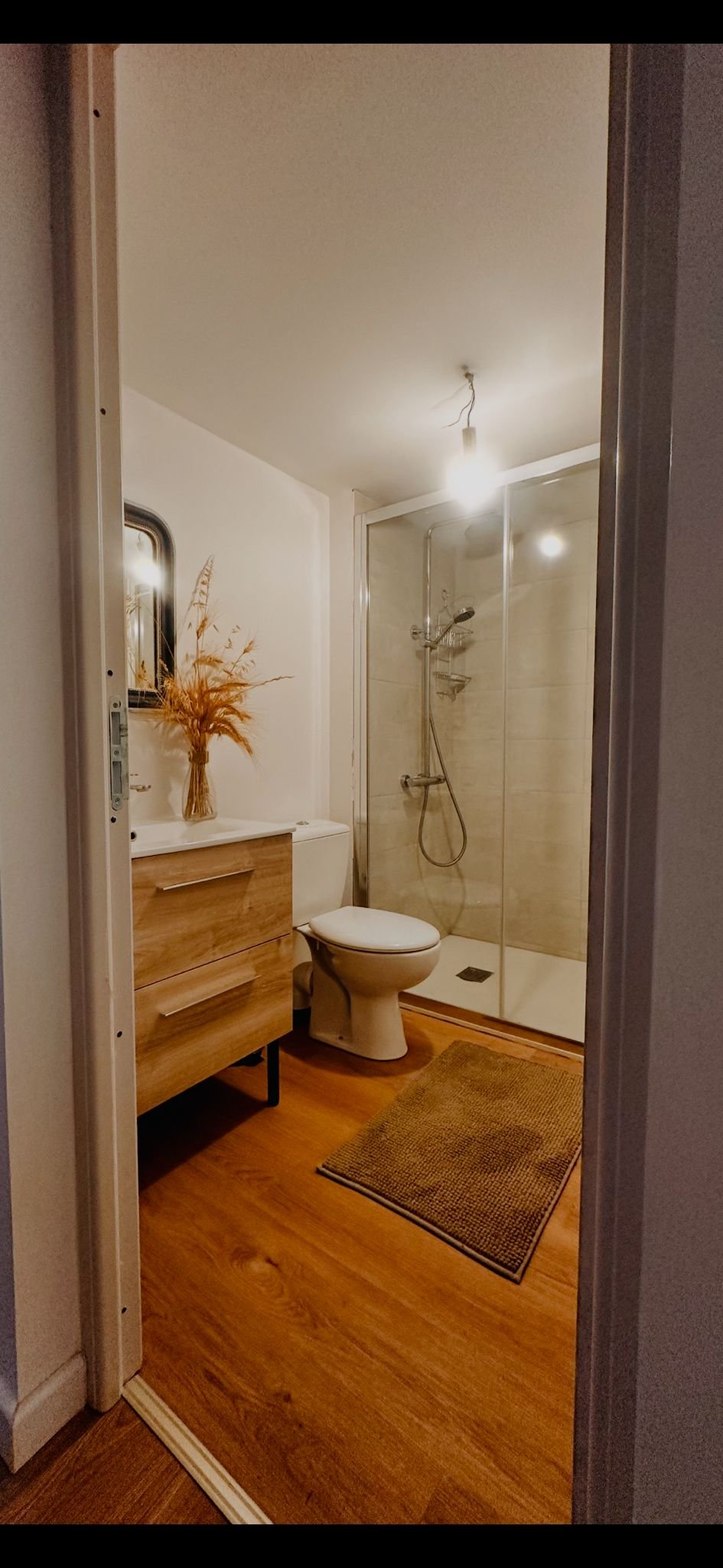 Salle-de-bain d’un gîte de groupe en Occitanie dédié aux retraites yoga, stages de bien-être et formations. Literie en laine, murs en terre, silence profond. Hébergement écologique 15 personnes dans l’Aude, proche Toulouse et Montpellier.