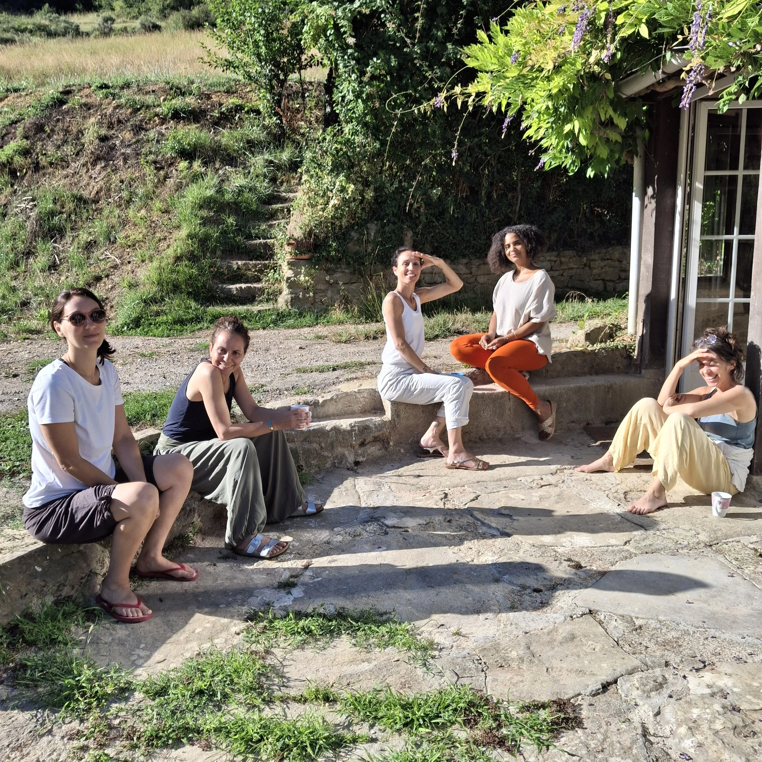 Espaces extérieurs naturels d’un gîte écologique en Occitanie, au service des retraites et stages. Eau de source, baignade naturelle, forêt et terrasses ouvertes. Location de lieu de retraite yoga dans l’Aude, proche Pyrénées et Ariège.