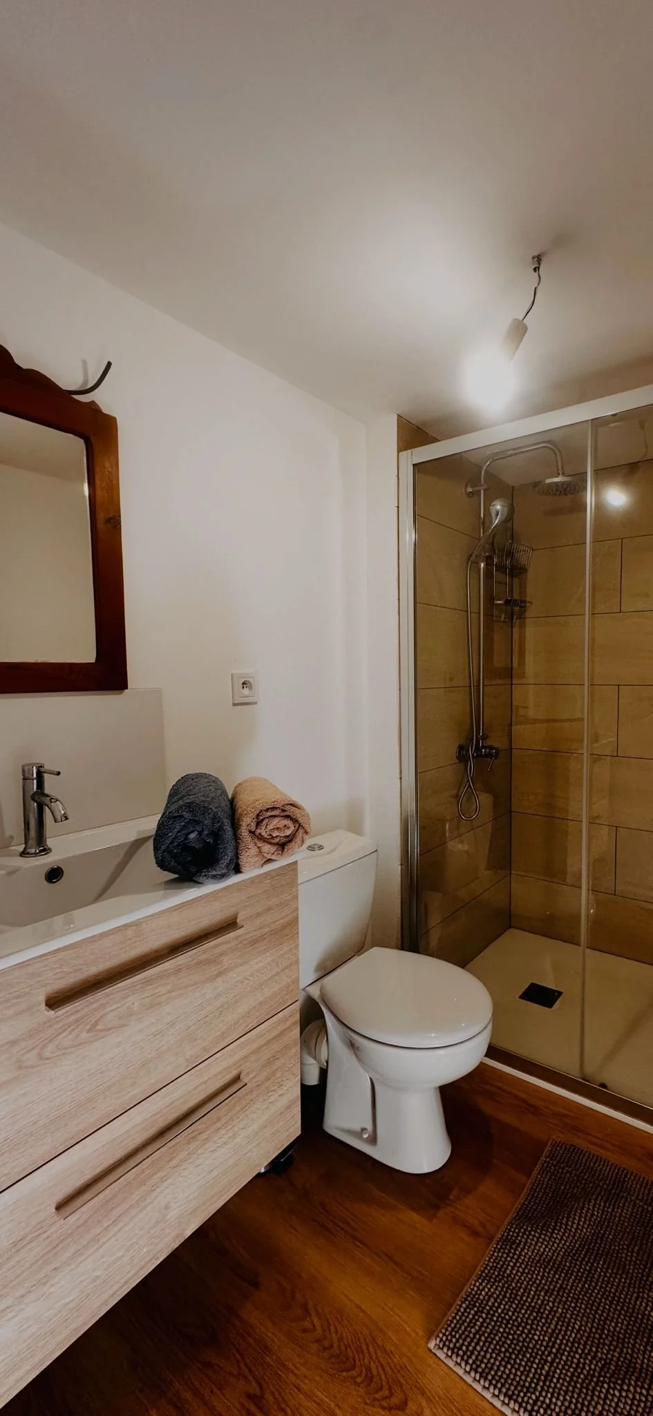 Hébergement écologique en Occitanie avec chambres sobres pour retraites yoga, stages bien-être et séjours collectifs. Gîte de groupe situé dans l’Aude, proche Ariège, Pyrénées-Orientales et Hérault.