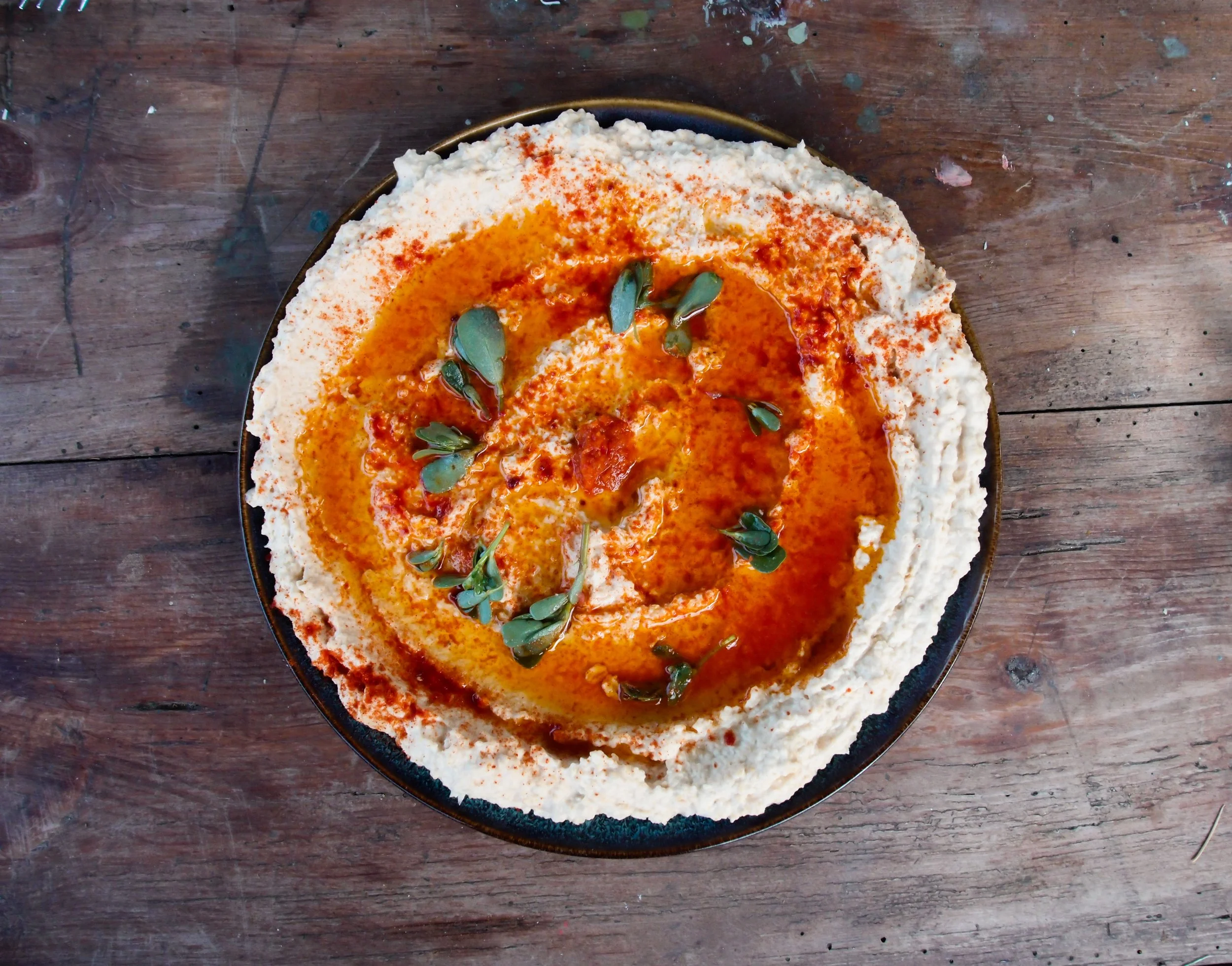 Plat de recette ayurvédique avec variations locales préparé pour séjour de retraite yoga en Occitanie. Produits du potager et circuits courts de l’Aude. Domaine de Maynard, un gîte de groupe en Occitanie. 