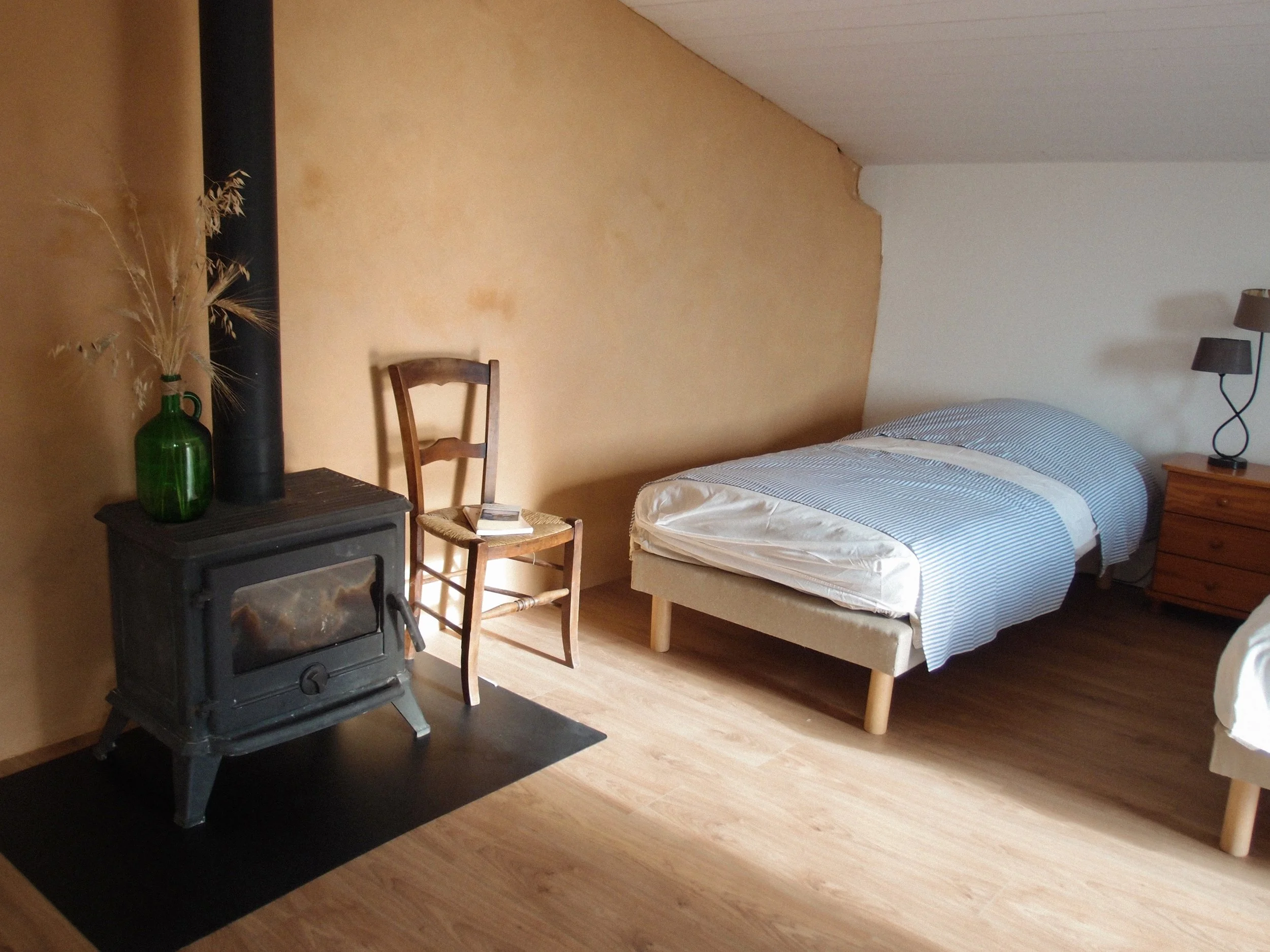 Chambre calme dans un gîte écologique pour stages et retraites en Occitanie. Literie naturelle, matériaux respirants, environnement forestier. Hébergement de groupe 15 personnes dans l’Aude, idéal pour développement personnel.