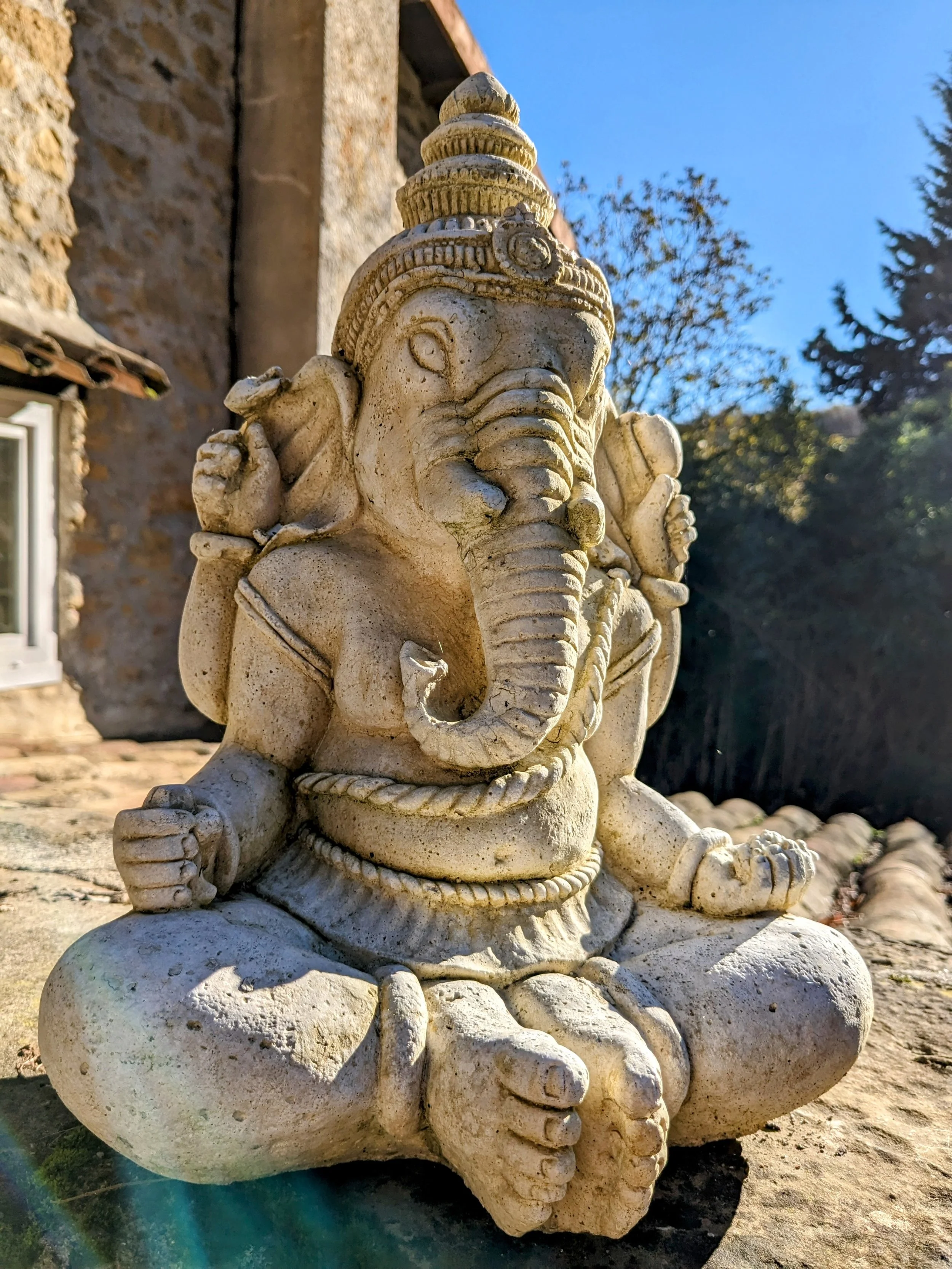 Salle de pratique lumineuse dans un gîte de groupe en Occitanie, pensée pour yoga, méditation et pratiques corporelles. Location de lieu de retraite bien-être dans l’Aude, avec accès direct à la nature et terrasse extérieure.