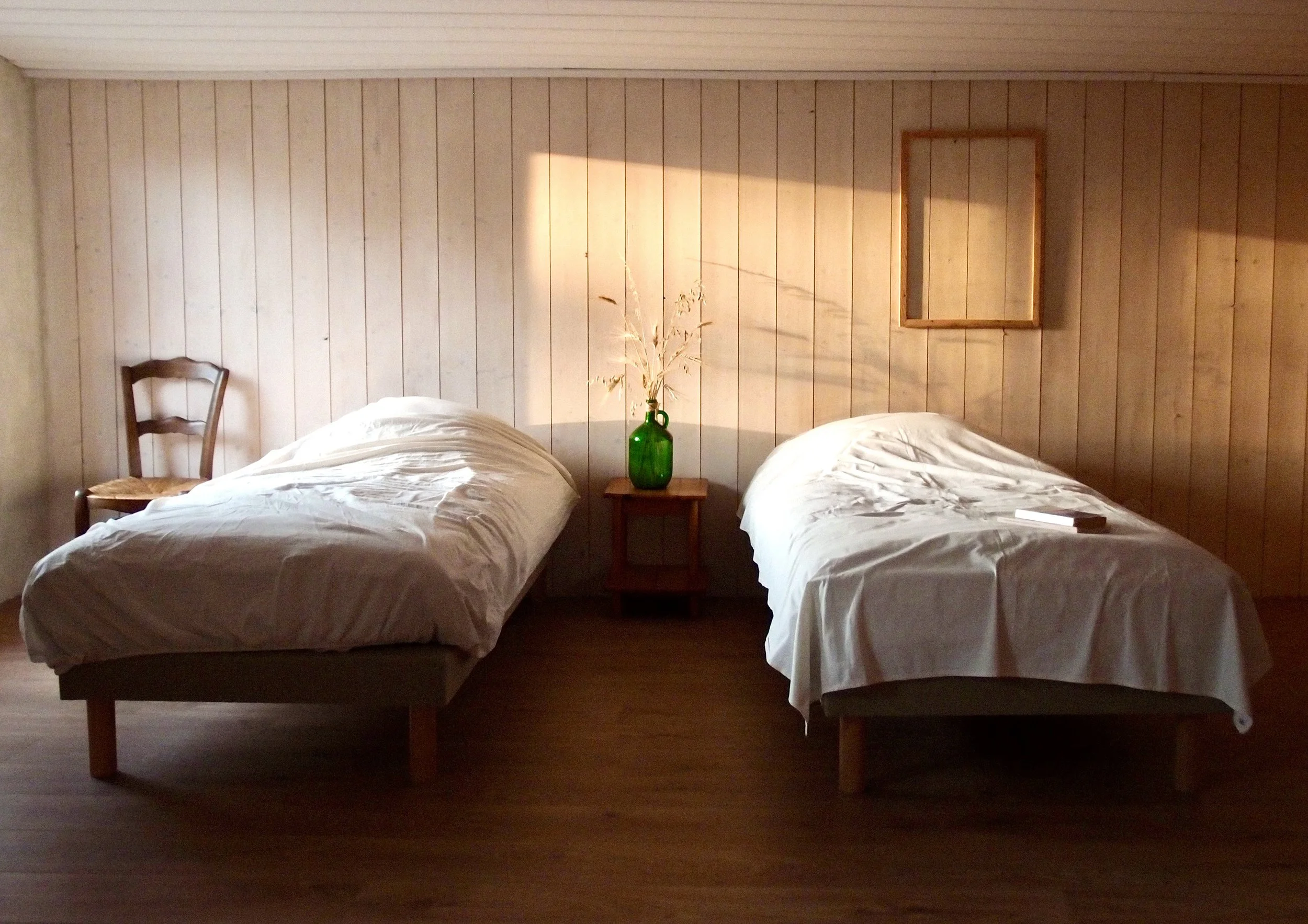 Gîte de groupe 15 personnes en Occitanie dans un écolieu rural. Accueil de retraites yoga et formations bien-être dans l’Aude. Literie naturelle en laine fabriquée par un attisant en France. 