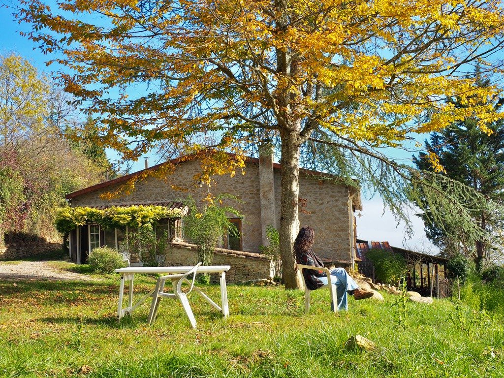 Location de gîte écologique pour retraites et formations en Occitanie. Ce lieu de groupe accueille stages yoga, séjours bien-être et retraites en pleine nature. Salle de pratique, hébergement 15 personnes, cuisine végétarienne, dans l’Aude entre Pyré