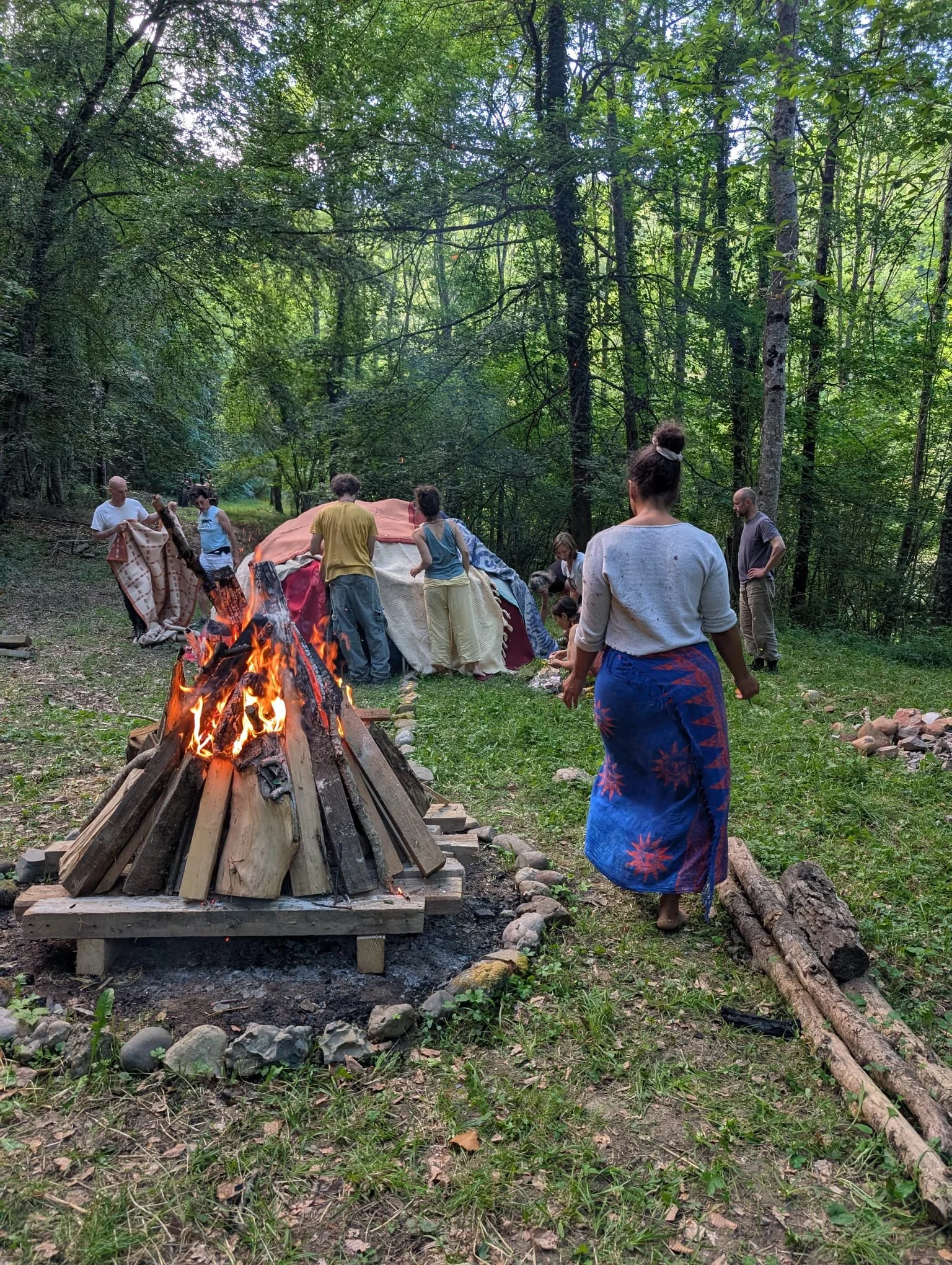 Lieu de retraite bien-être en Occitanie, entouré de forêt et d’eau de source. Espaces extérieurs ouverts, terrasses et étangs pour pratiques et silence. Location de gîte de groupe dans l’Aude, proche Pyrénées.