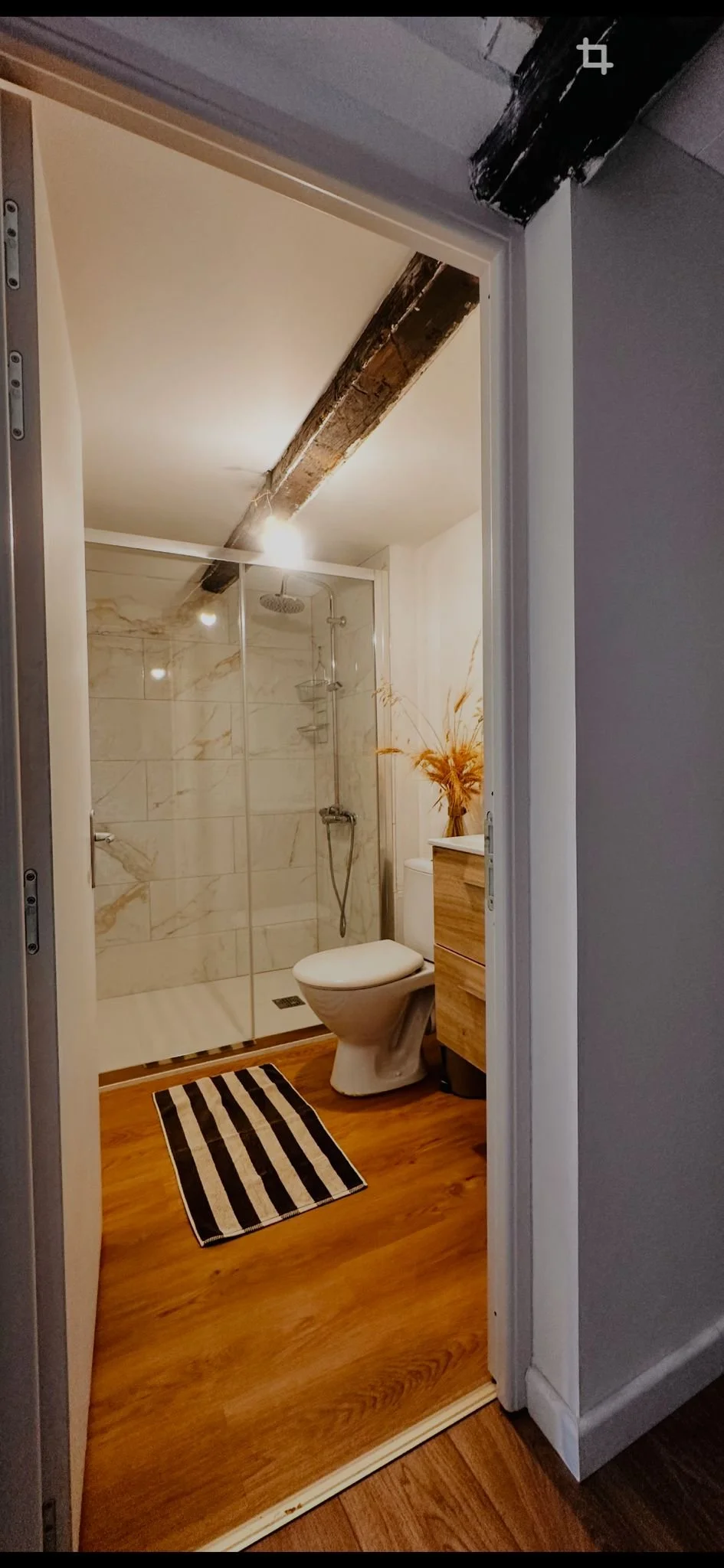 Salle-de-bain d’un gîte de groupe en Occitanie dédié aux retraites yoga, stages de développement personnel et formations. Literie en laine, murs en terre, silence profond. Hébergement écologique 15 personnes dans l’Aude, proche Toulouse et Montpellie