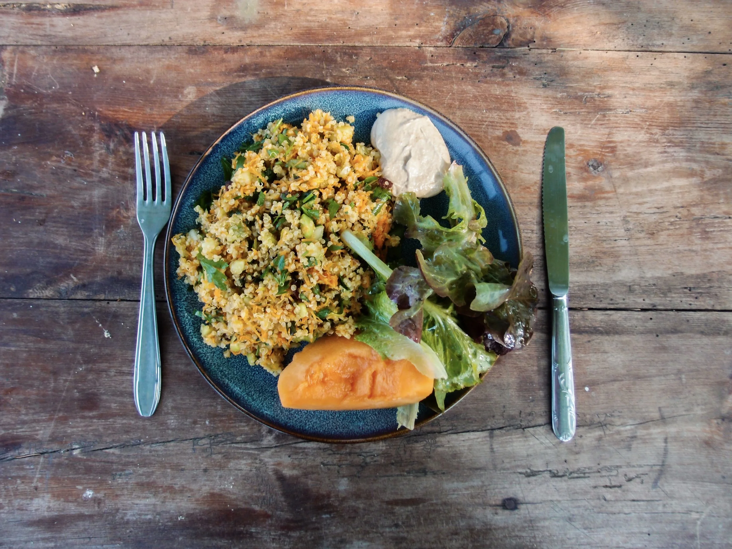 Cuisine de gîte de groupe en Occitanie : recette ayurvédique simple, variations selon énergie et saison, pour retraites yoga et stages bien-être dans l’Aude. Domaine de Maynard, un gîte de groupe en Occitanie. 