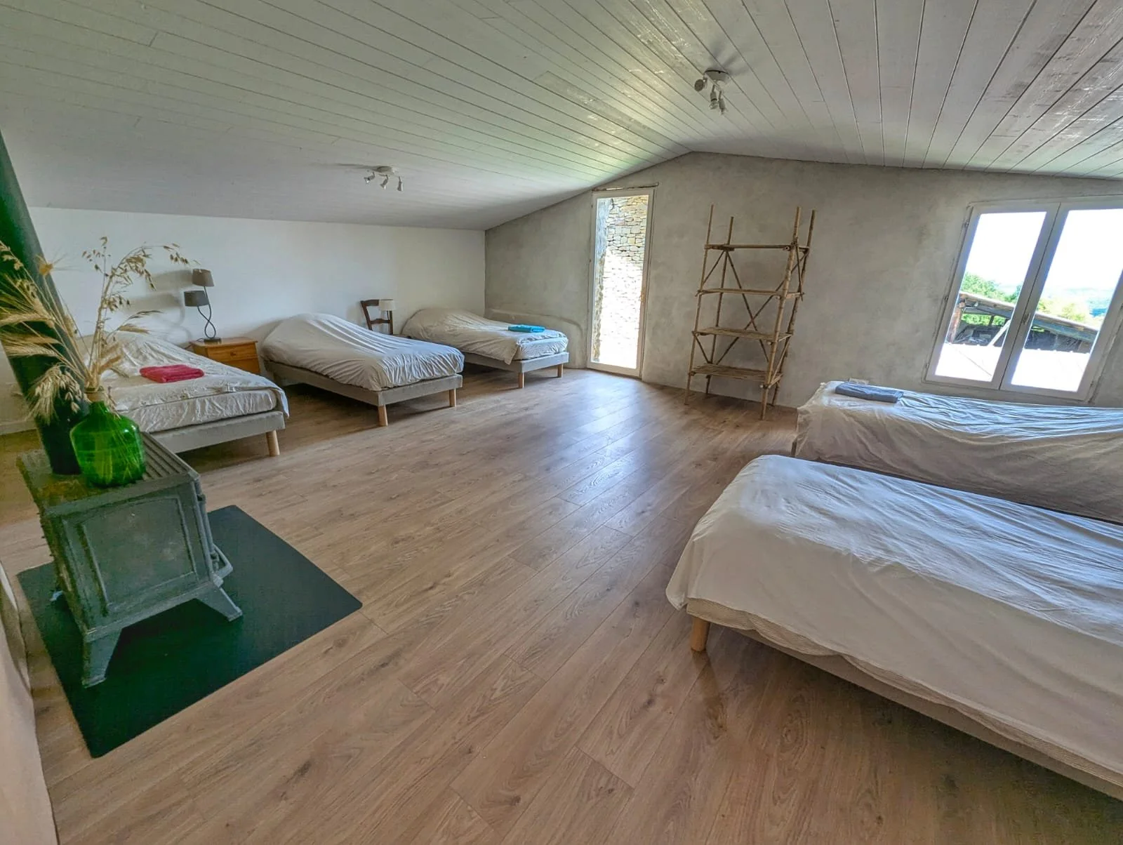 Location de gîte écologique avec chambres reposantes pour retraites yoga et stages de développement personnel. Murs en terre et chaux, literie naturelle, ambiance silencieuse. Gîte de groupe 15 personnes en Occitanie, dans l’Aude, proche des Pyrénées