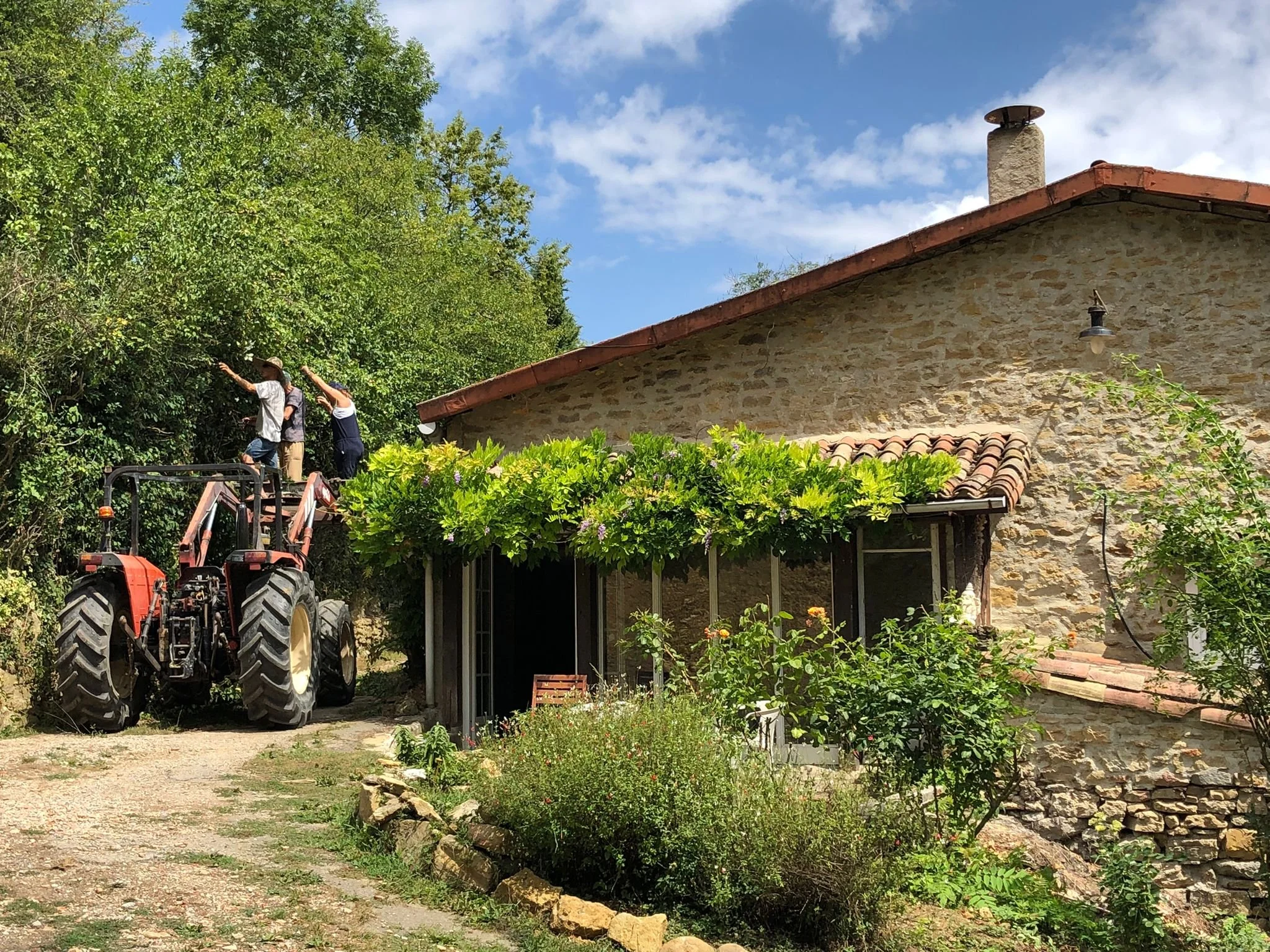 Location de gîte écologique avec chambres sobres et silencieuses pour stages bien-être et retraites yoga. Écolieu rural dans l’Aude, proche des Pyrénées, hébergement de groupe 15 personnes en Occitanie.