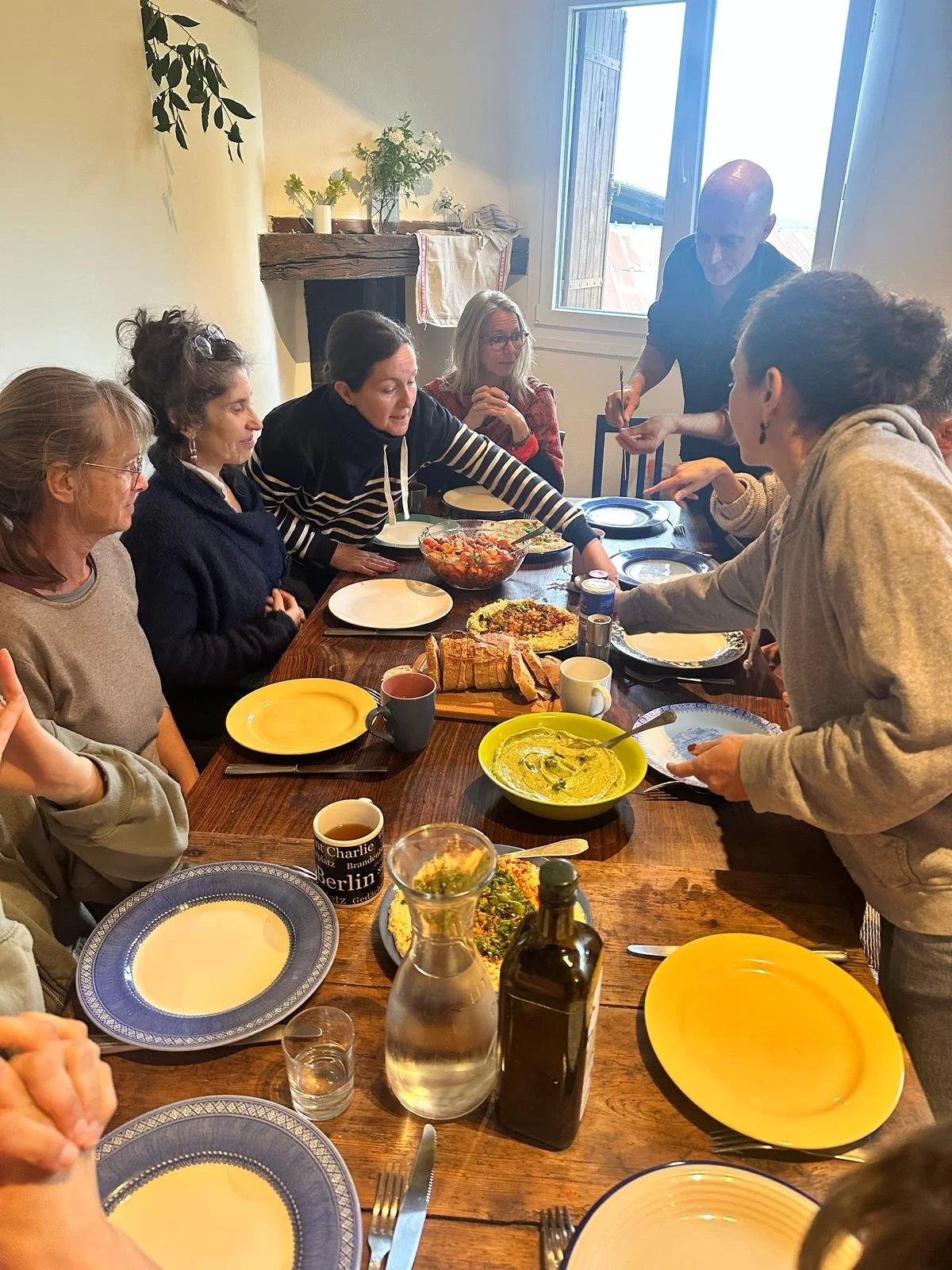 Cuisine ayurvédique et végétarienne dans un écolieu rural en Occitanie. Repas préparés pour retraites yoga, stages de développement personnel et séjours collectifs. Produits du potager et circuits courts de l’Aude. Location de lieu de stage bien-être