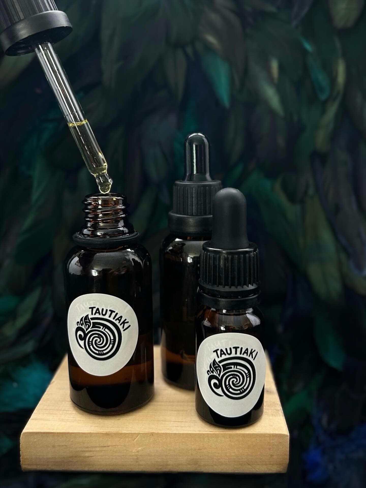 Kawakawa Oil - 🍃 

Like the Kawakawa balm but as a liquid extract - delivering deep skin penetration, therapeutic properties. 

This Oil comes in 2 sizes, 10 ml and 30 ml