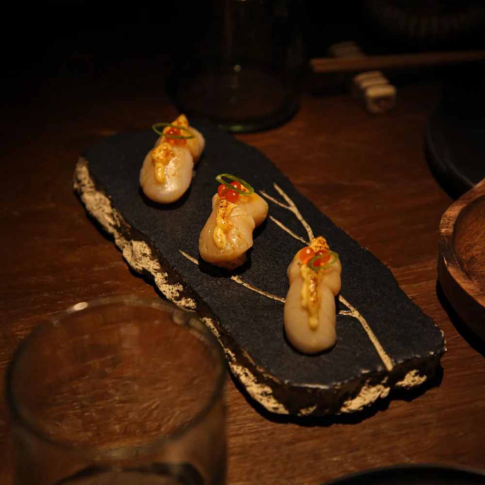 Nigiri nikkei sobre piedra volcánica, SU¥U Madrid