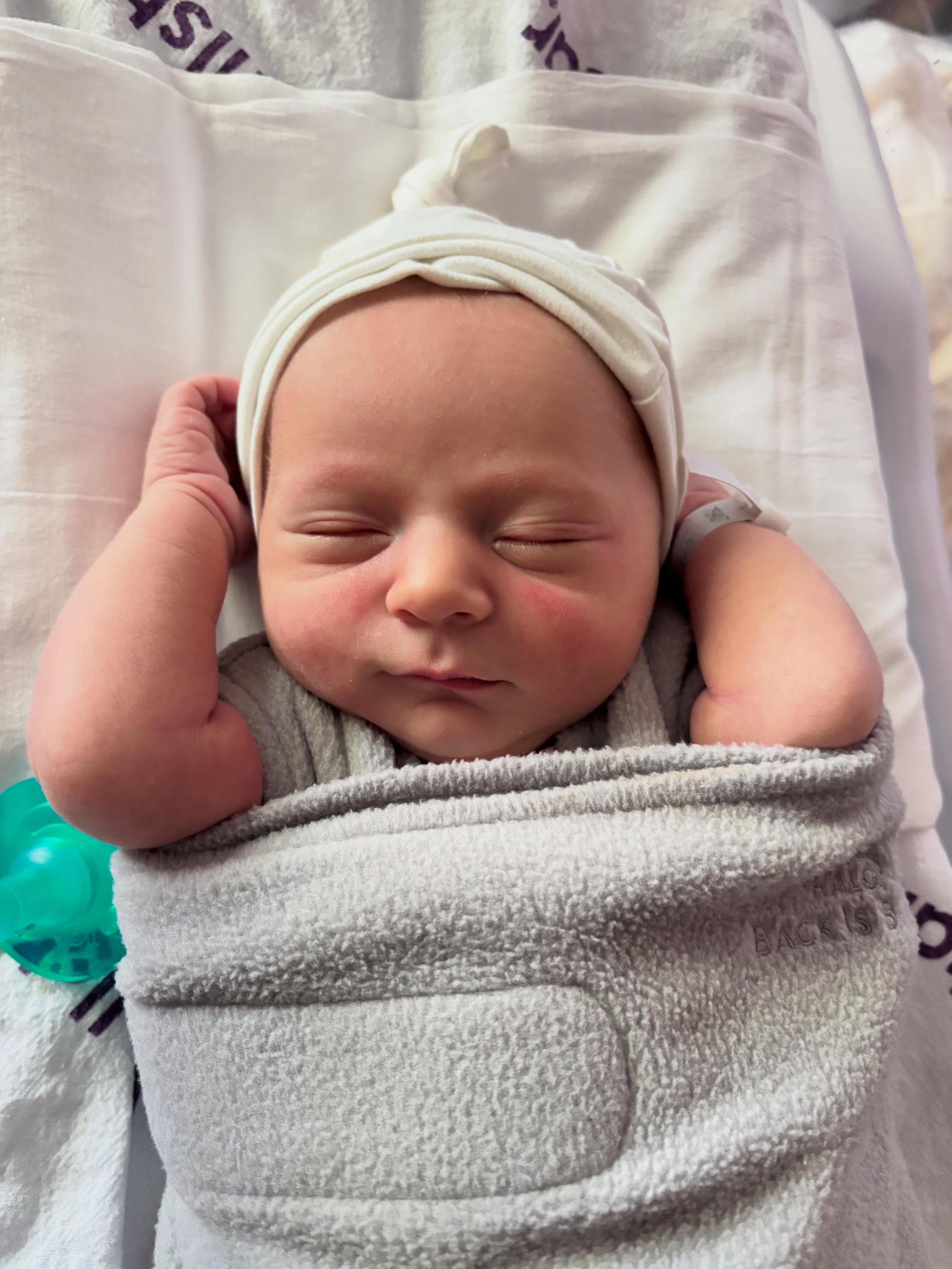 Simon entered the world one week ago. 🤍

Birth didn&rsquo;t go as planned. Because we reached 42 weeks without going into spontaneous labor, we let go of our plans for a home birth and went to the hospital for an induction. After laboring for 8 hour
