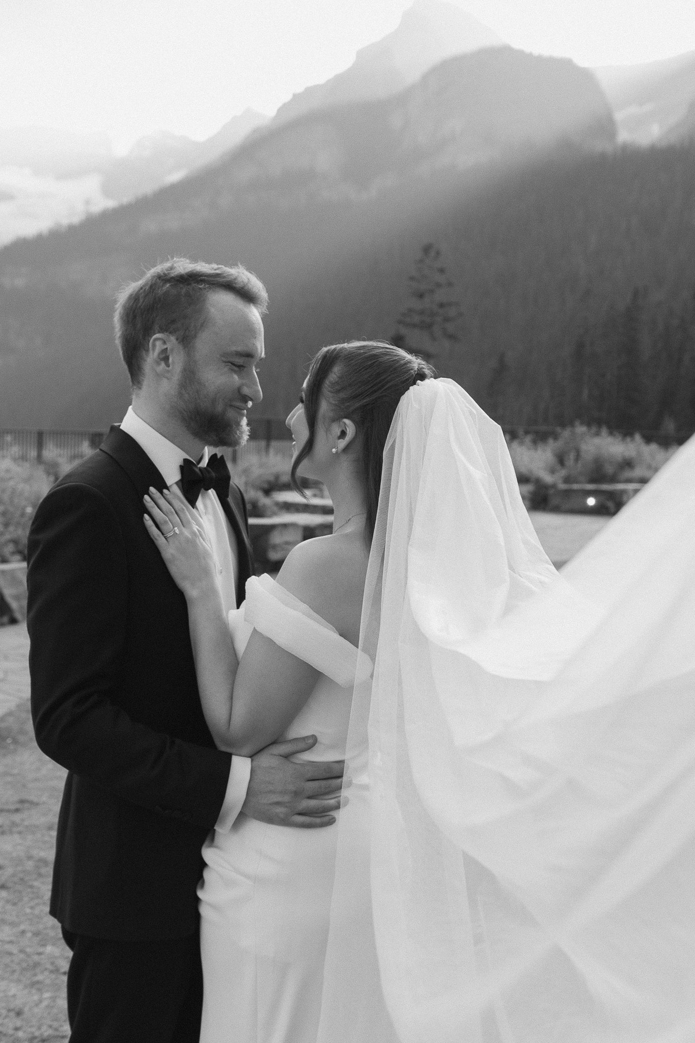 fairmont-lake-louise-wedding-editorial-banff-romantic-documentary-wedding-photography-keara-maria-photography-07.jpg