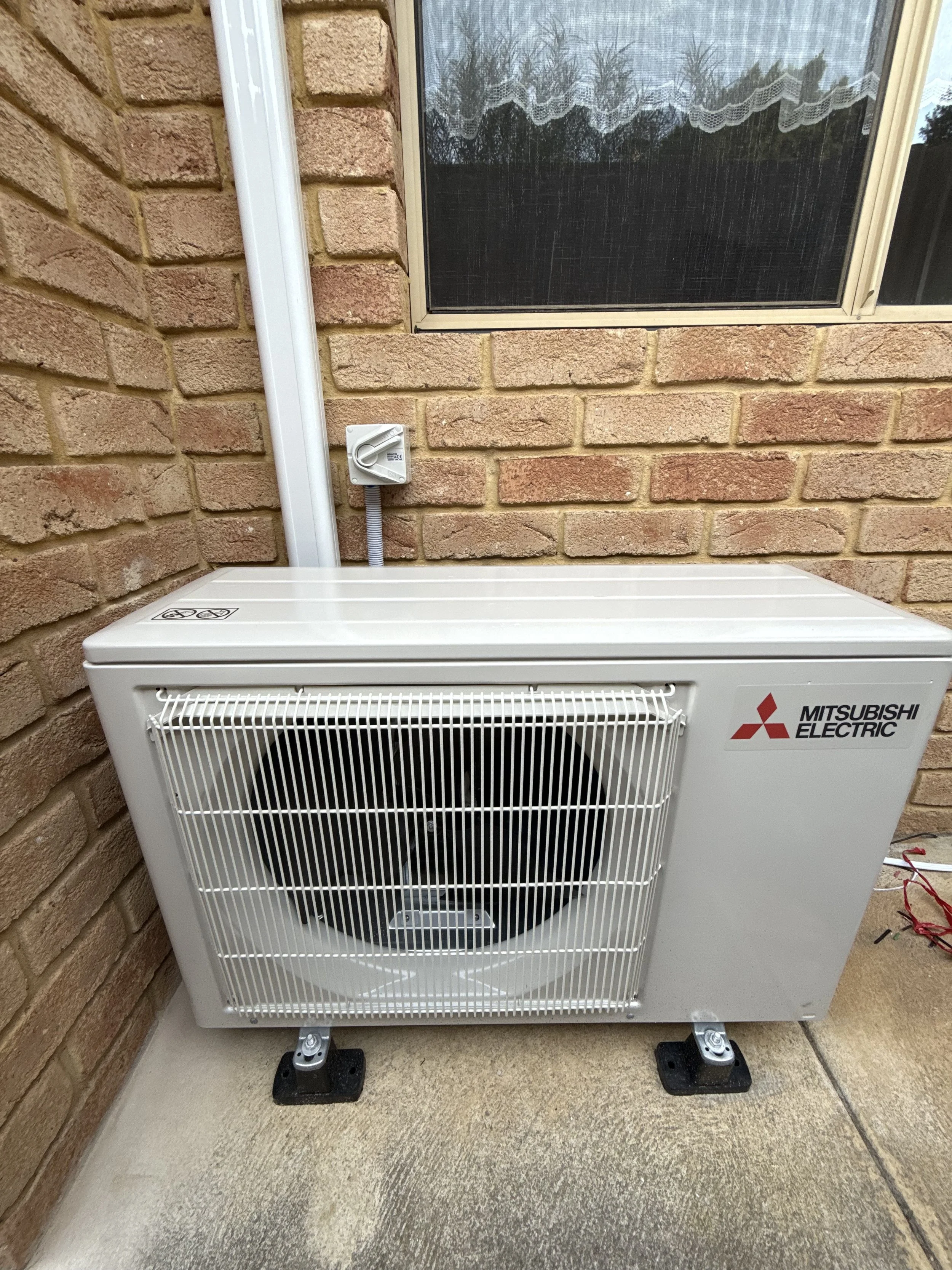 SPLIT AIR-CONDITIONING