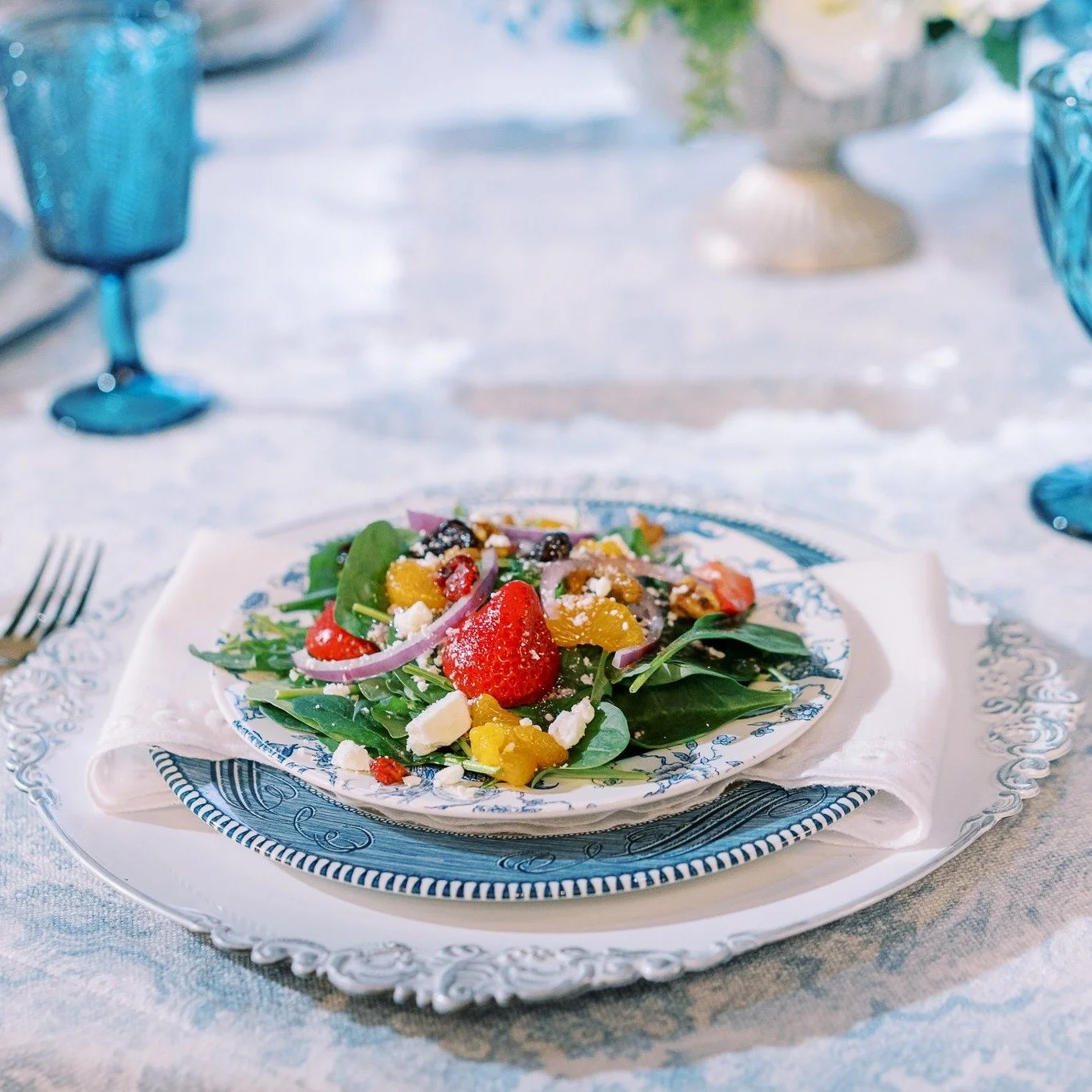A plated wedding meal, styled to perfection 🤍
An experience that begins before the first bite. 🍽️
.
.
.
Venue: @theemersonvenue 
Photographer: @nelyaphotos 
Draping, Lighting, Concept: @decor1601 
Florist &amp; Design: @petalsandbarkdesigns 
Coordi
