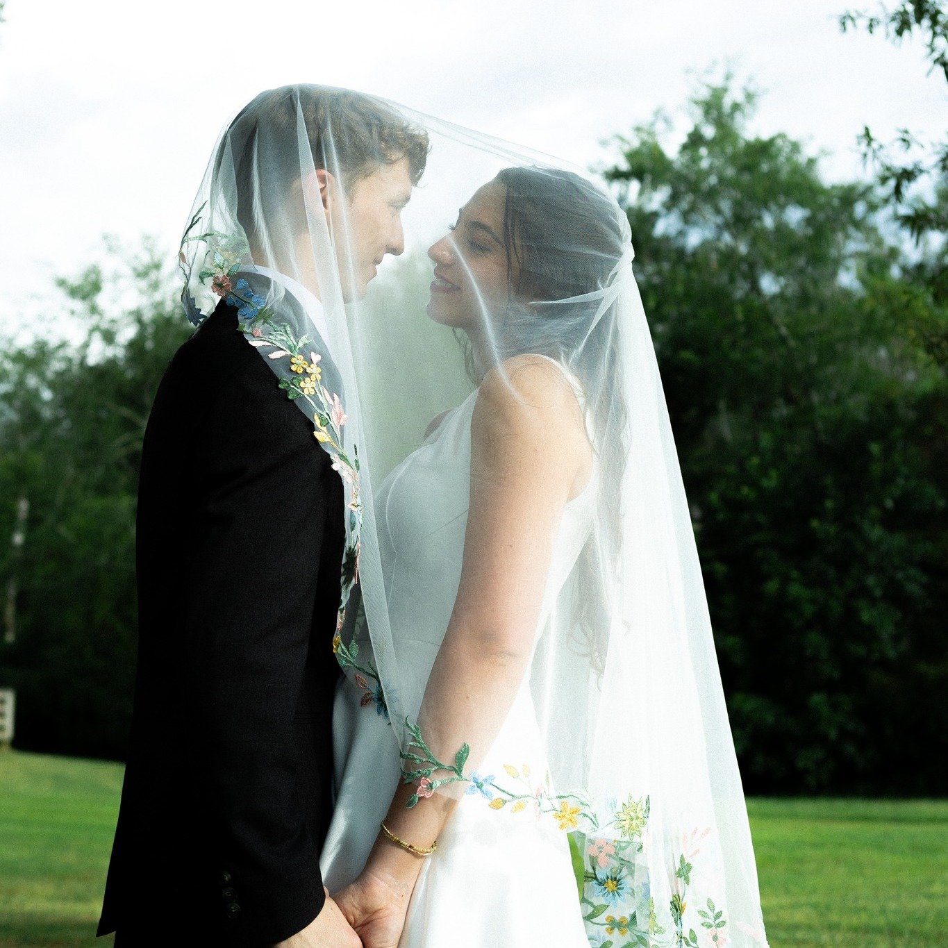 This is your friendly reminder of what a summertime wedding looks like 🌞

Stay safe over the next few cold days&hellip; we still need you around to plan your dream wedding 😉
.
.
.
Venue:@coveycreek 
Photographer: Siena Medefind
Bartender:@thatgrazi
