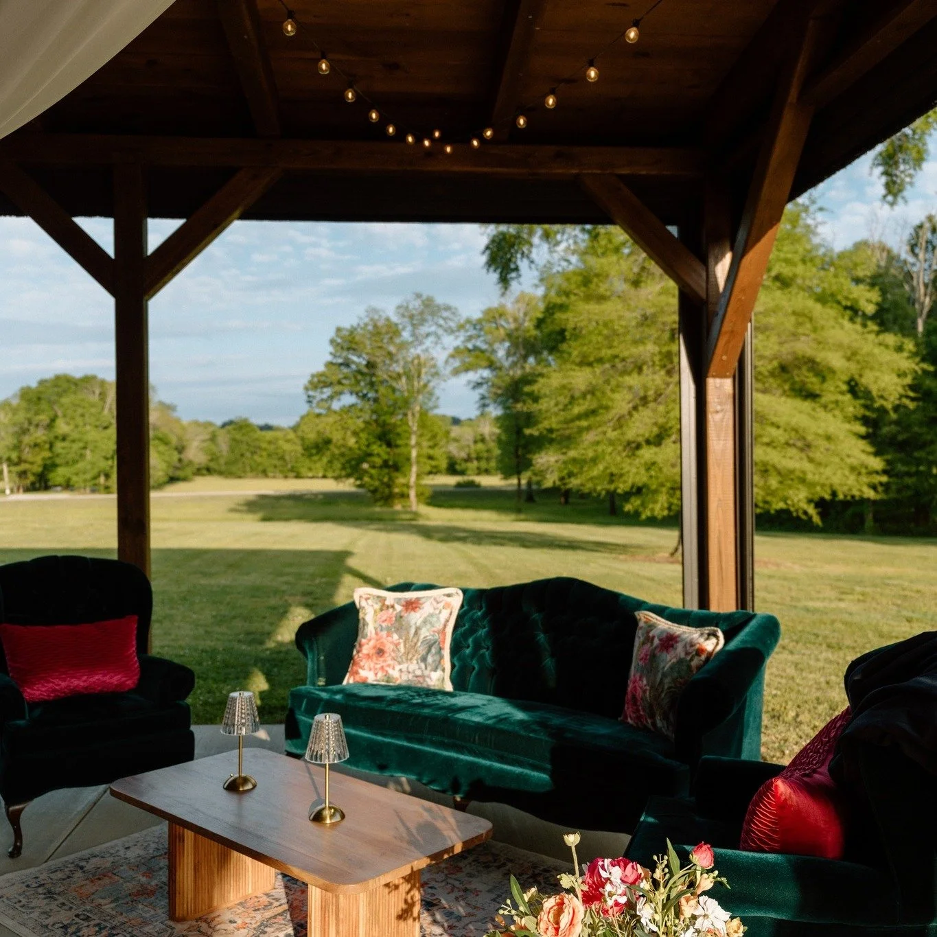 Even when no one&rsquo;s sitting, it&rsquo;s still part of the story 🤍
A beautifully set lounge, waiting quietly. It is ready for guests to slip away for a moment, watch the dancing from the sidelines, catch their breath, or lean in close and talk a