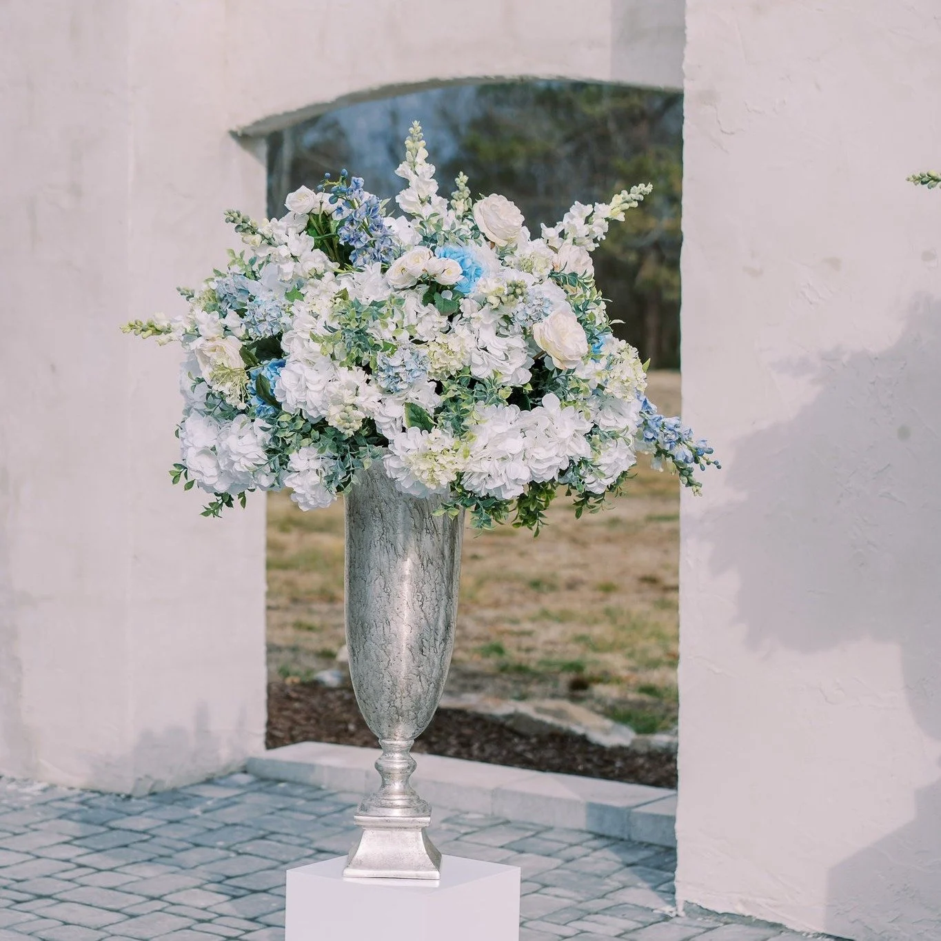There&rsquo;s something so romantic about florals that reach a little higher. It always draws your eyes up and holds the moment in place. I love seeing ceremony spaces like this, where every elevated bloom feels like it&rsquo;s gently lifting the lov