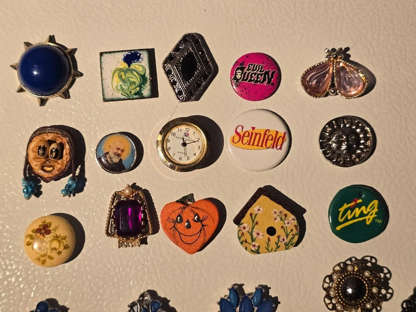 Made these magnets from upcycling vintage jewlery. Im obsessed with making magnets. I have even more now i need to share as well. Me sell on etsy? 5 dollar each? Hmmmmm

#upcycling #magnets #upcyclingvintage #vintagejewelry #crafting