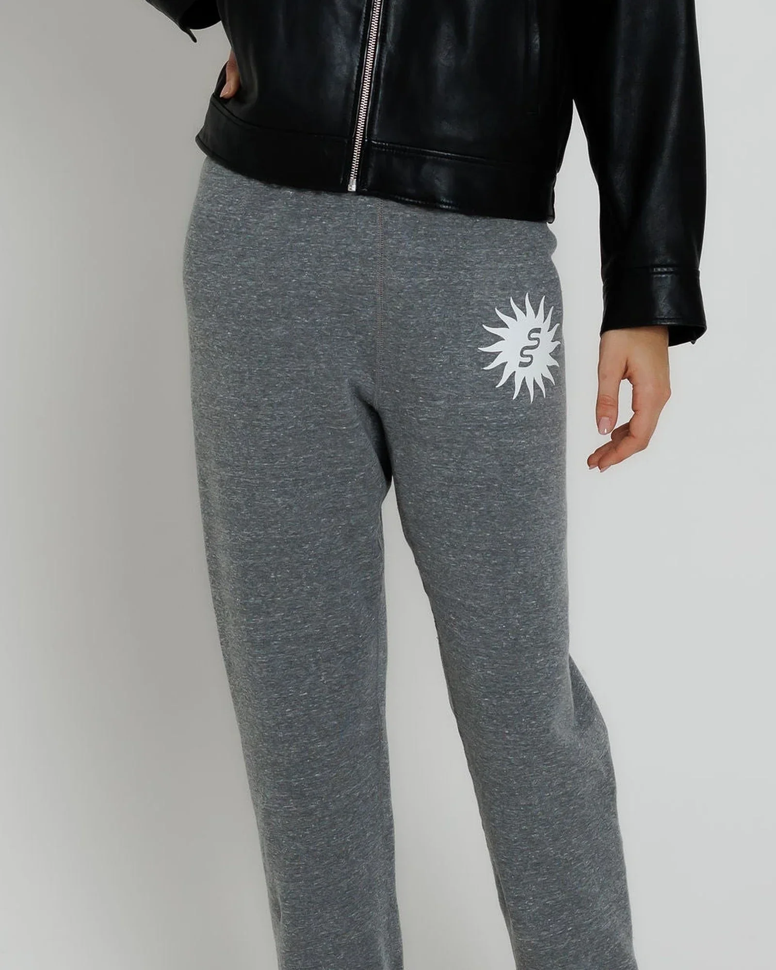 everyday-sweatpant-fleece-heather-grey-17-close-up.webp