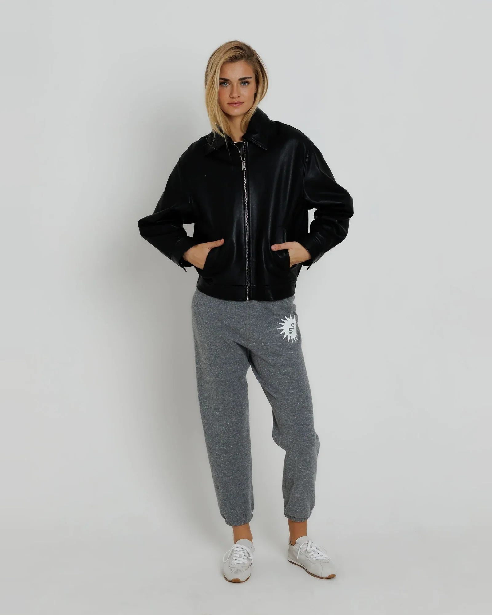 everyday-sweatpant-fleece-heather-grey-18-full-body.webp
