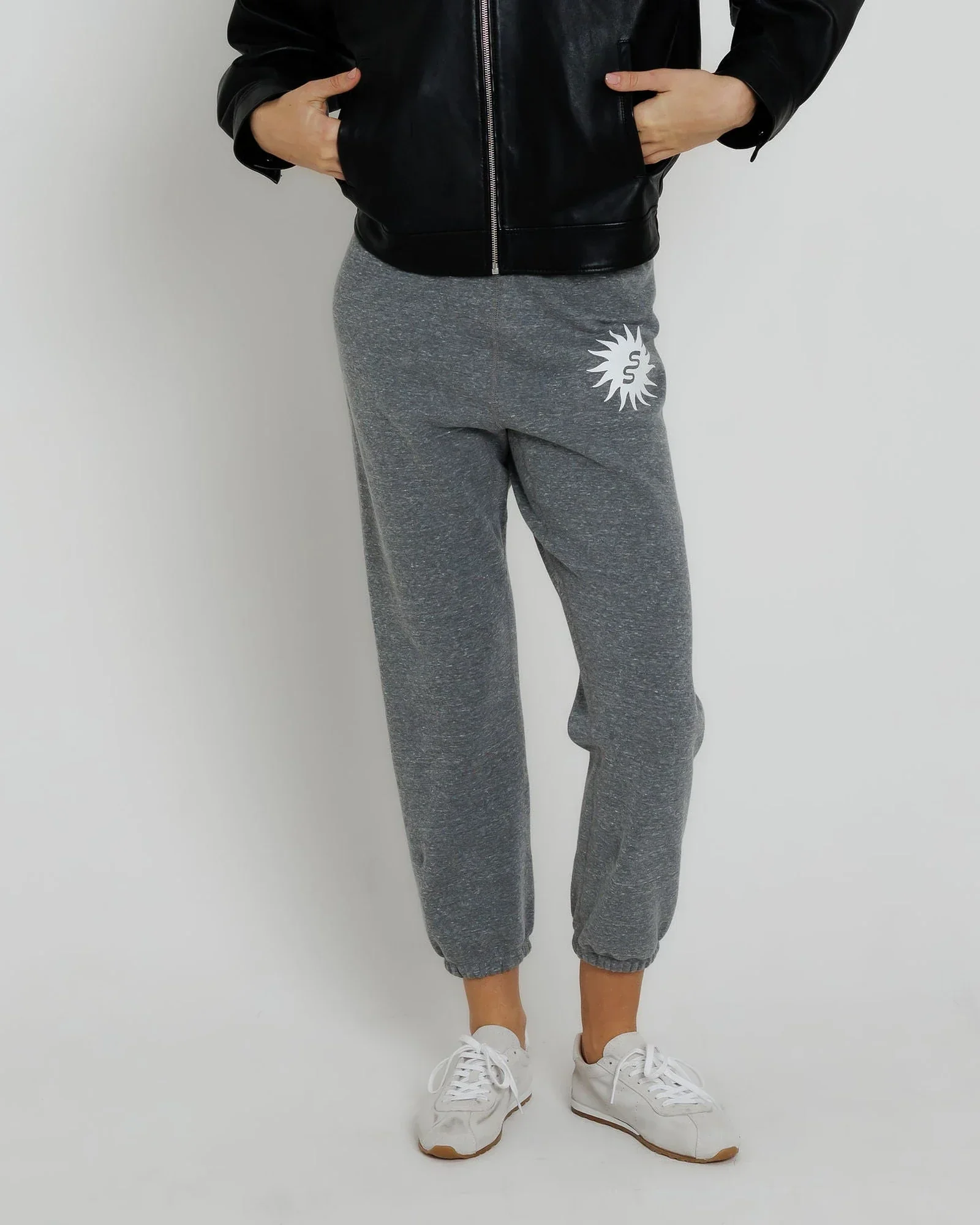 everyday-sweatpant-fleece-heather-grey-16-half-body.webp
