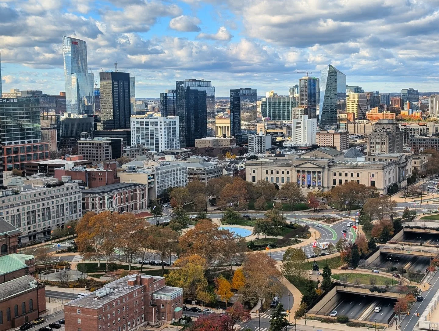 It's cold, gusty and wintry - but the last leaves are putting up a gutsy fight and hanging on #centercityphilly