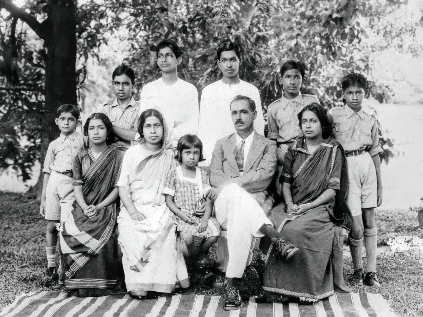 One for the archives - a photo of my great-grandparents, and all of their children. 

My great-grandfather was a surveyor for the @surveyofindia and worked in (present day)  Myanmar and NE India and Bangladesh, and the family was based in Shillong fo