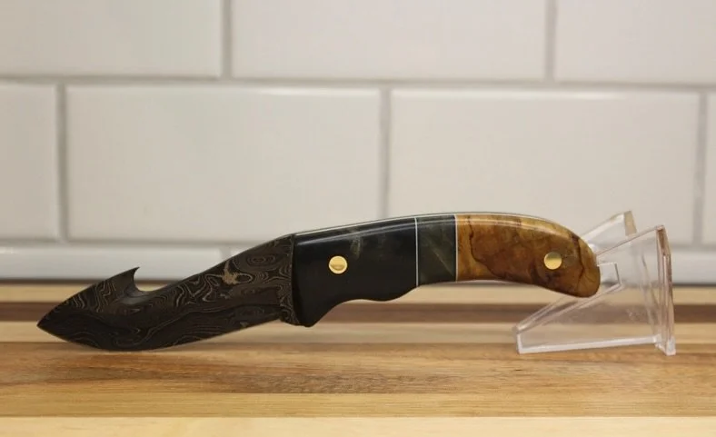 Beautiful &ldquo;Tito&rdquo; Gut Hook Hunting Blade With Wood Segmented Scales. This Blade Came With A Mossy Oak Bottomland Print Sheath.

#EDCknife #customknives #madeinusa #knife #cuttingboard #usa🇺🇸 #CKKnifeCompany #CKKC #michigan #mi #grandrapi