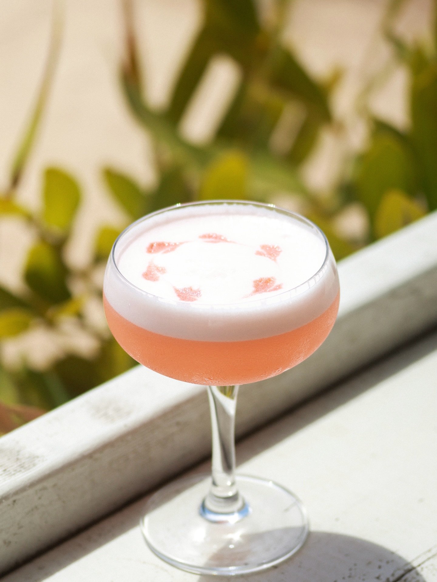 pouring this wknd // a little frothy delight&hellip;
aperol + strawberry makes a Sunday sesh hit just right 

+ @tlarmon_music on the tunes from 1530 🏝️