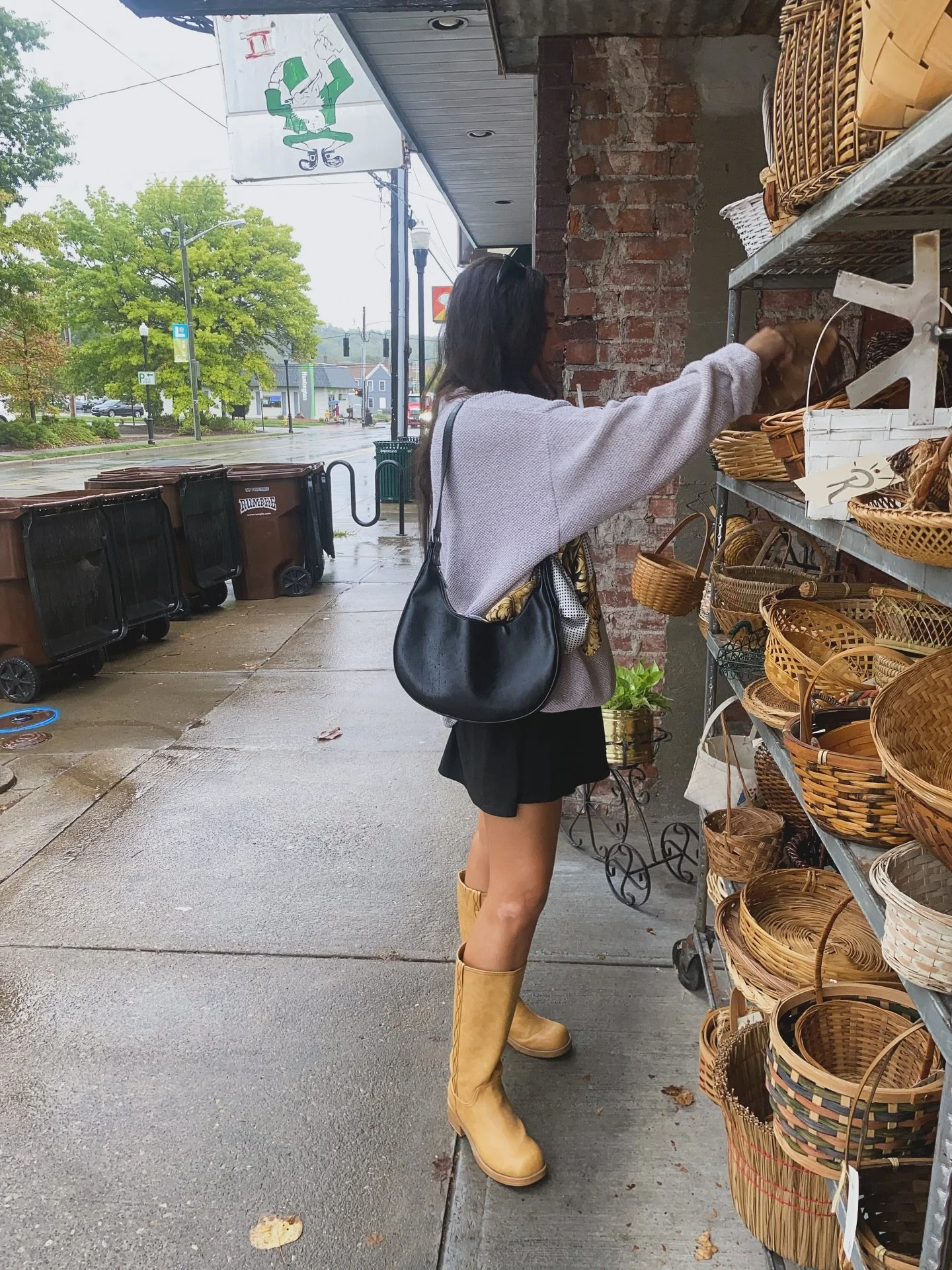 I love a good antique store + coffee date 🧺☕️ 
Any good recommendations would be greatly appreciated 🤎