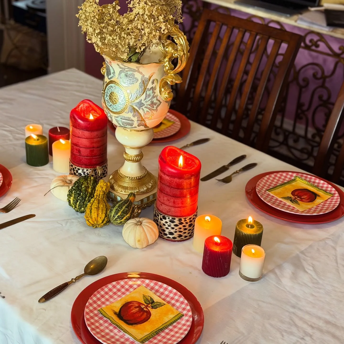 Some of my fall tablescapes! This is def my favorite part of decorating my home! 🍂🍽️ Read my latest blog post for more details 📩
&bull;
&bull;
&bull;
#tablescapes #dinnerpartyinspo #fallinspo #vintagetableware #dinnerparty