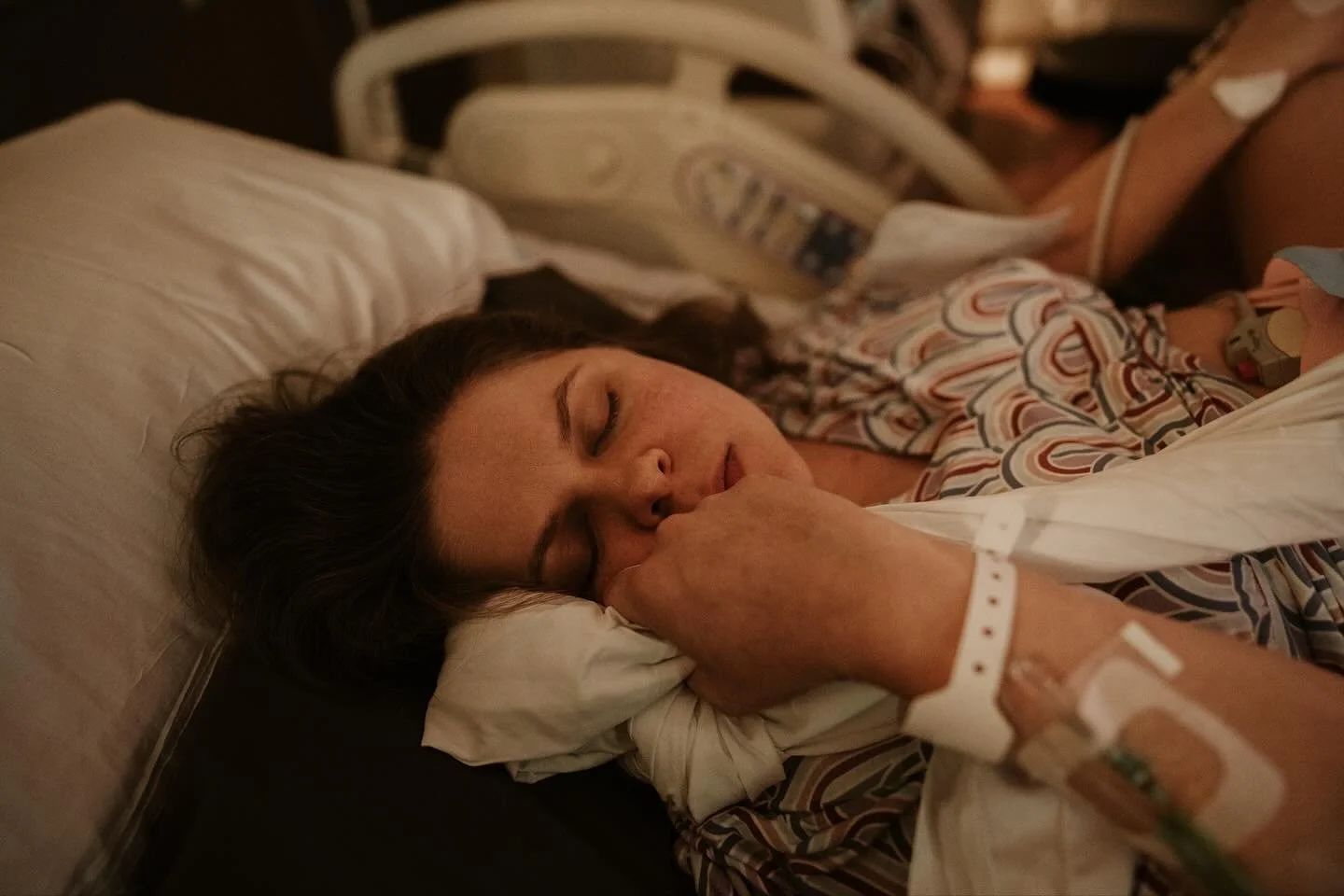 Getting to witness her meet the end of herself. Surrender fully to the hard. And need others to help her get to the other side. Is the coolest part of my job as a birth videographer and photographer 🥹🥺🔥🔥🔥