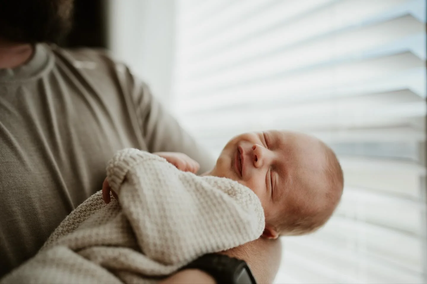 My sweet client was a little nervous about her newborn session. As you scroll through you&rsquo;ll see her email nervous about her home not being aesthetic enough. Scroll through more and see her reaction to the sneak peek🥹🥹