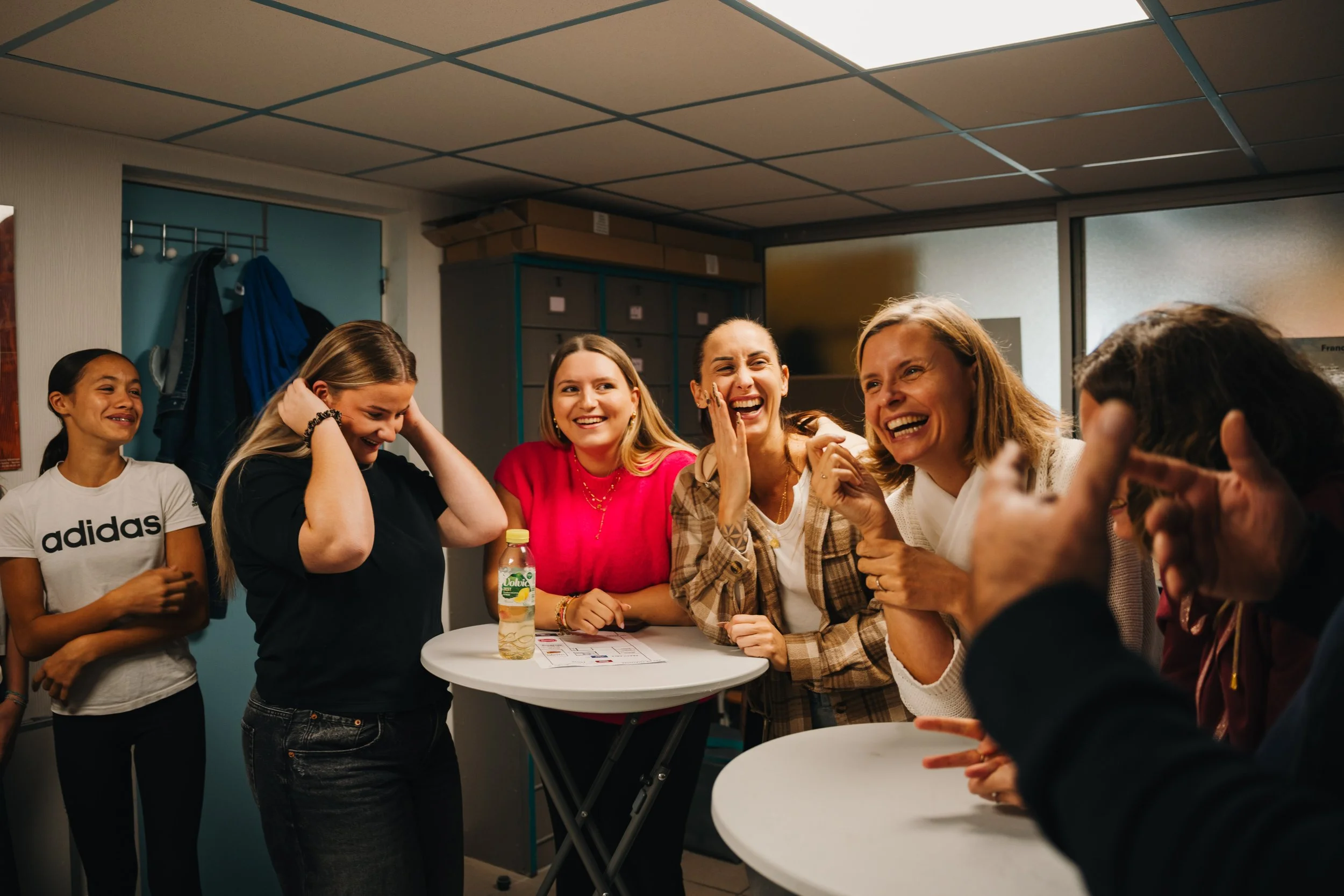 Groupe de femmes souriantes et riant lors d'une réunion ou célébration dans une salle