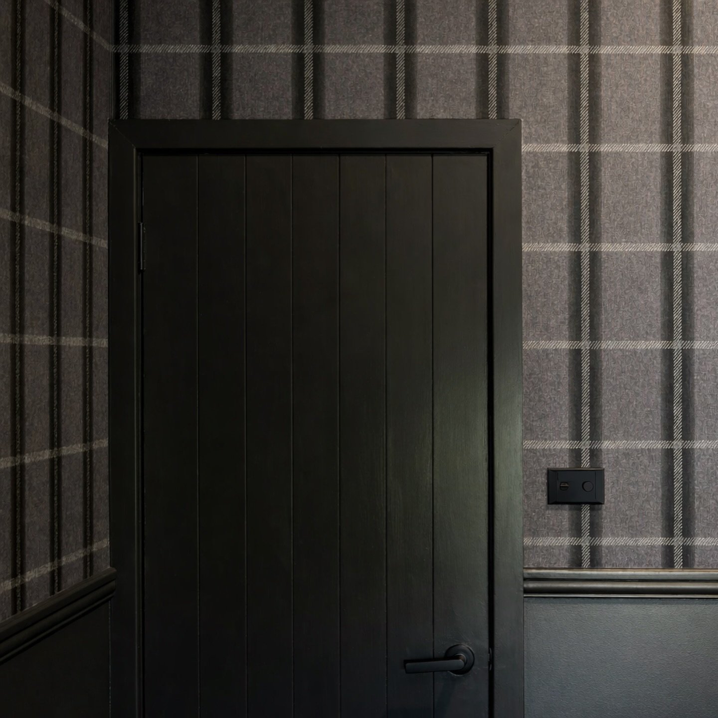 A home office with a twist - designed to double as a library and tell a story 🖤 This tattersall plaid wallpaper was the perfect nod to our clients&rsquo; Scottish roots, bringing a subtle tartan influence without feeling themed or literal.

Paired w